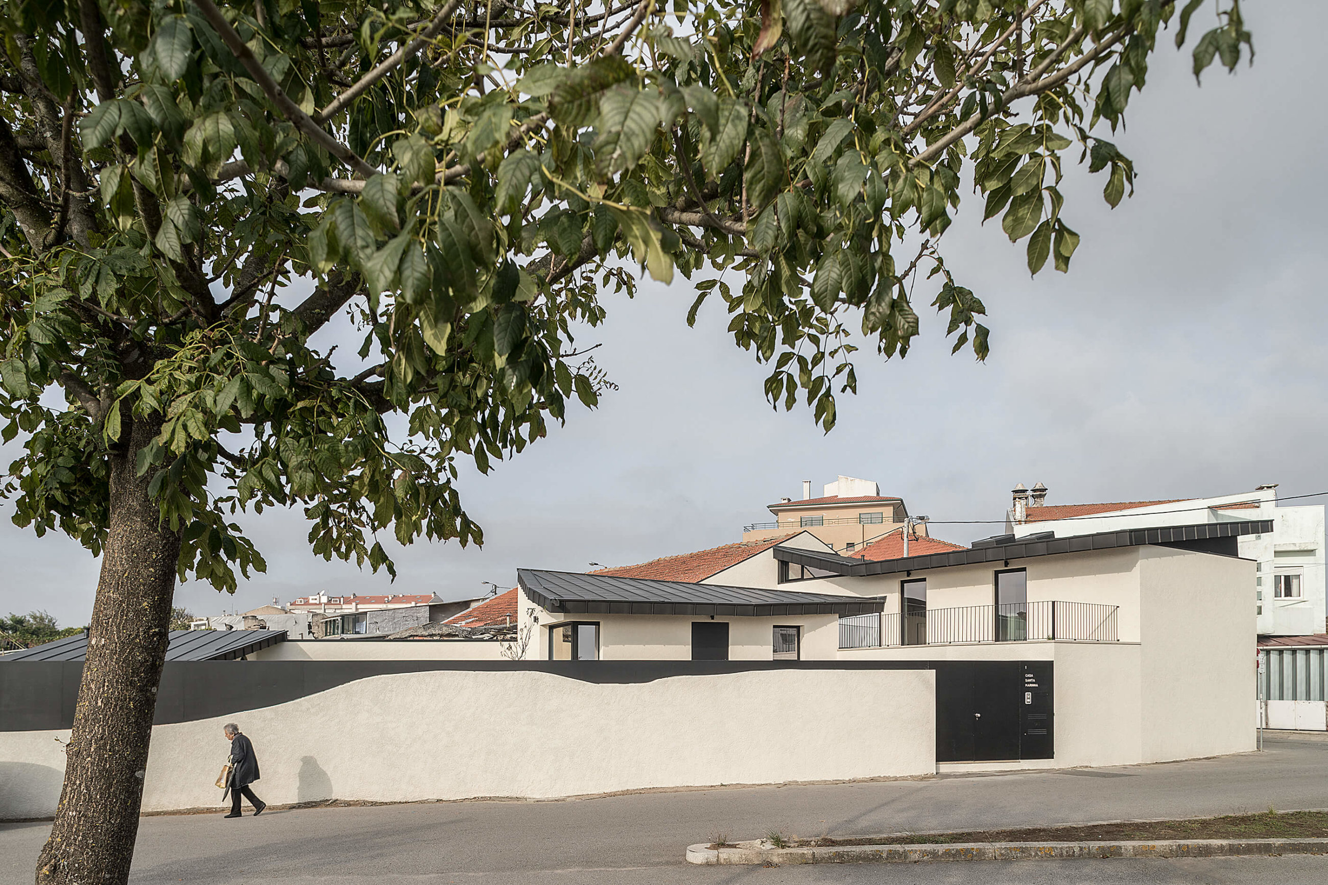 Reportagem Fotografia de arquitectura portuguesa fotografo Ivo tavares studio projecto Casa Santa Marinha de Paulo Moreira Architecture.