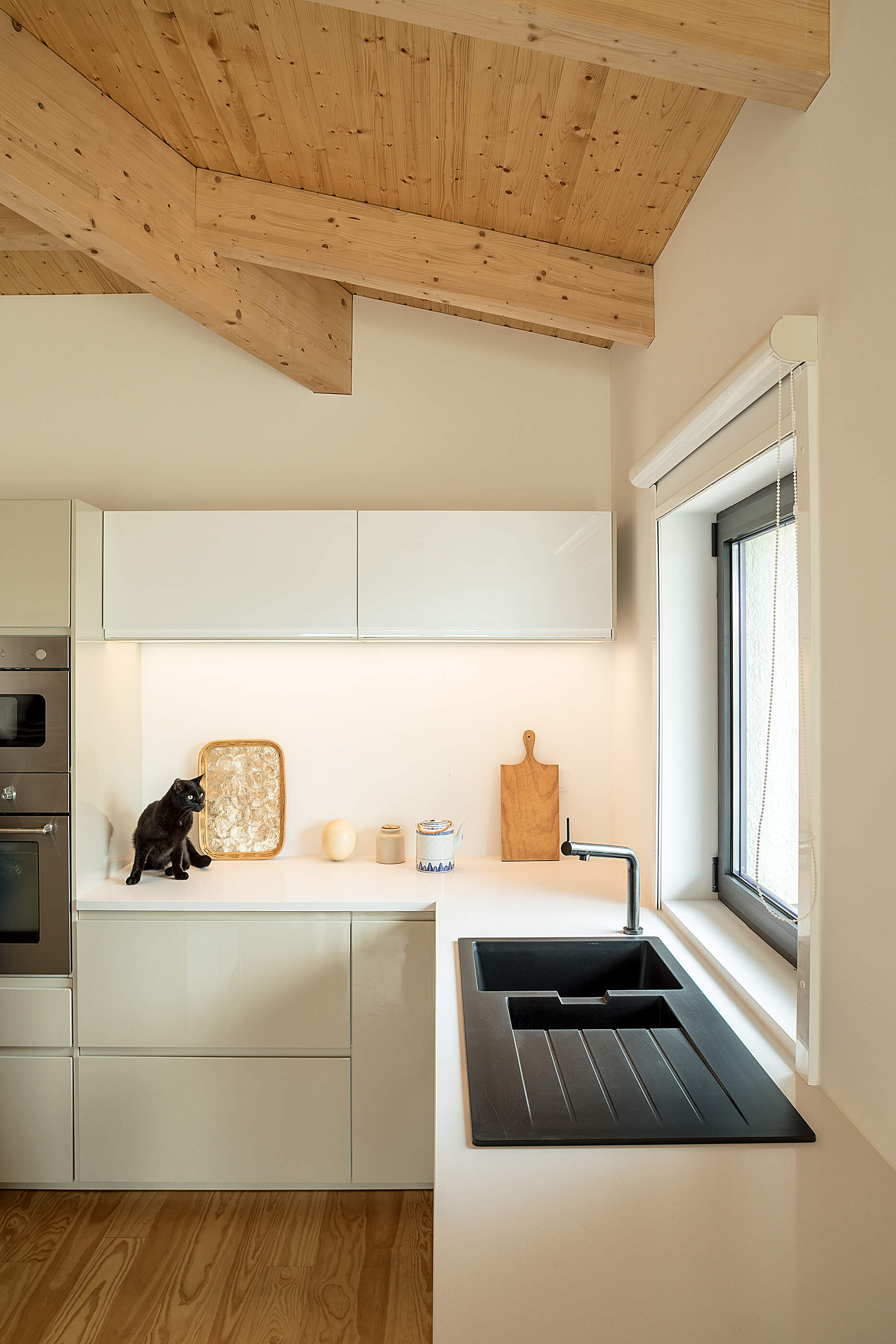 Reportagem Fotografia de arquitectura portuguesa fotografo Ivo tavares studio projecto Casa Santa Marinha de Paulo Moreira Architecture.