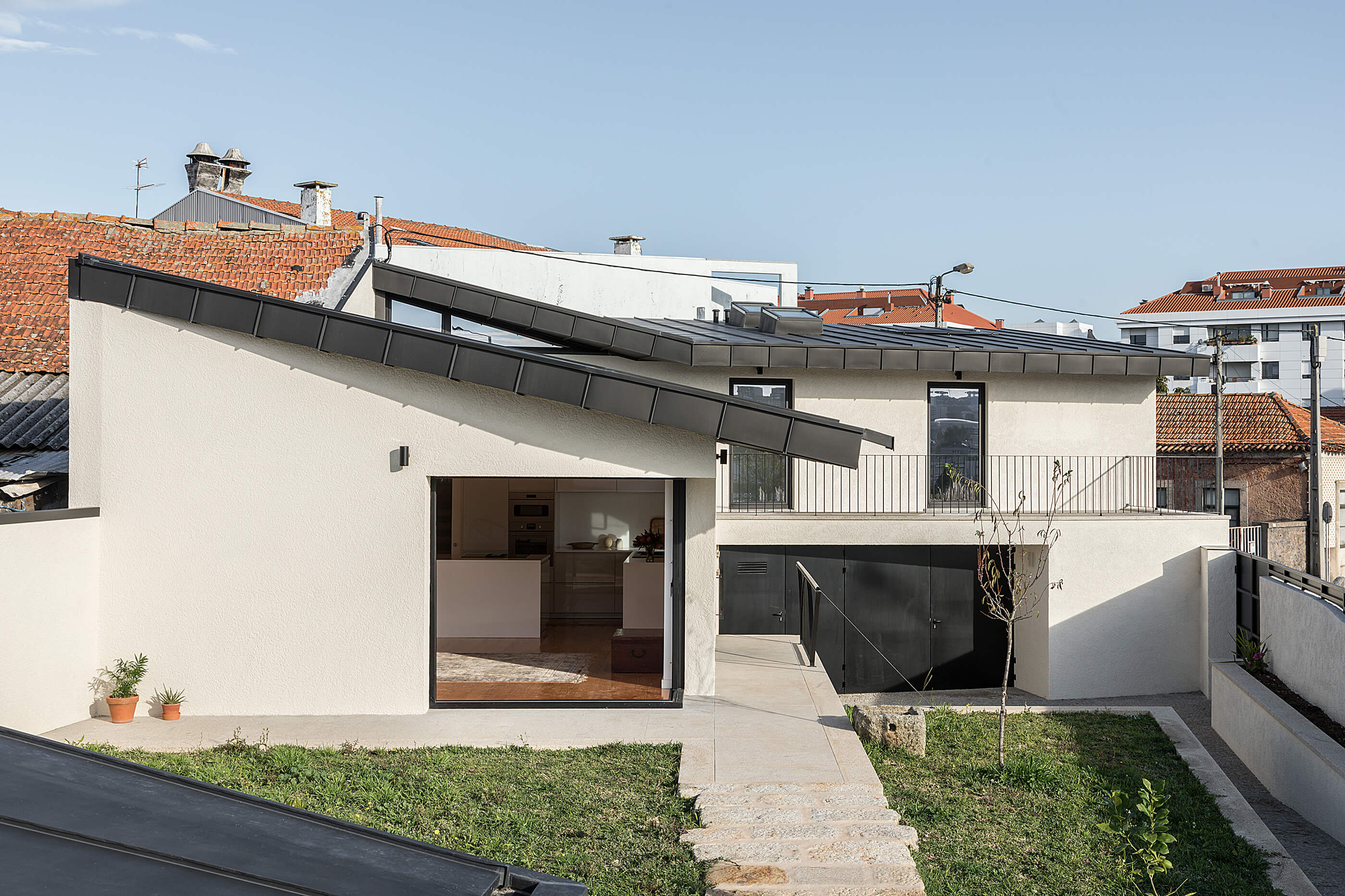 Reportagem Fotografia de arquitectura portuguesa fotografo Ivo tavares studio projecto Casa Santa Marinha de Paulo Moreira Architecture.