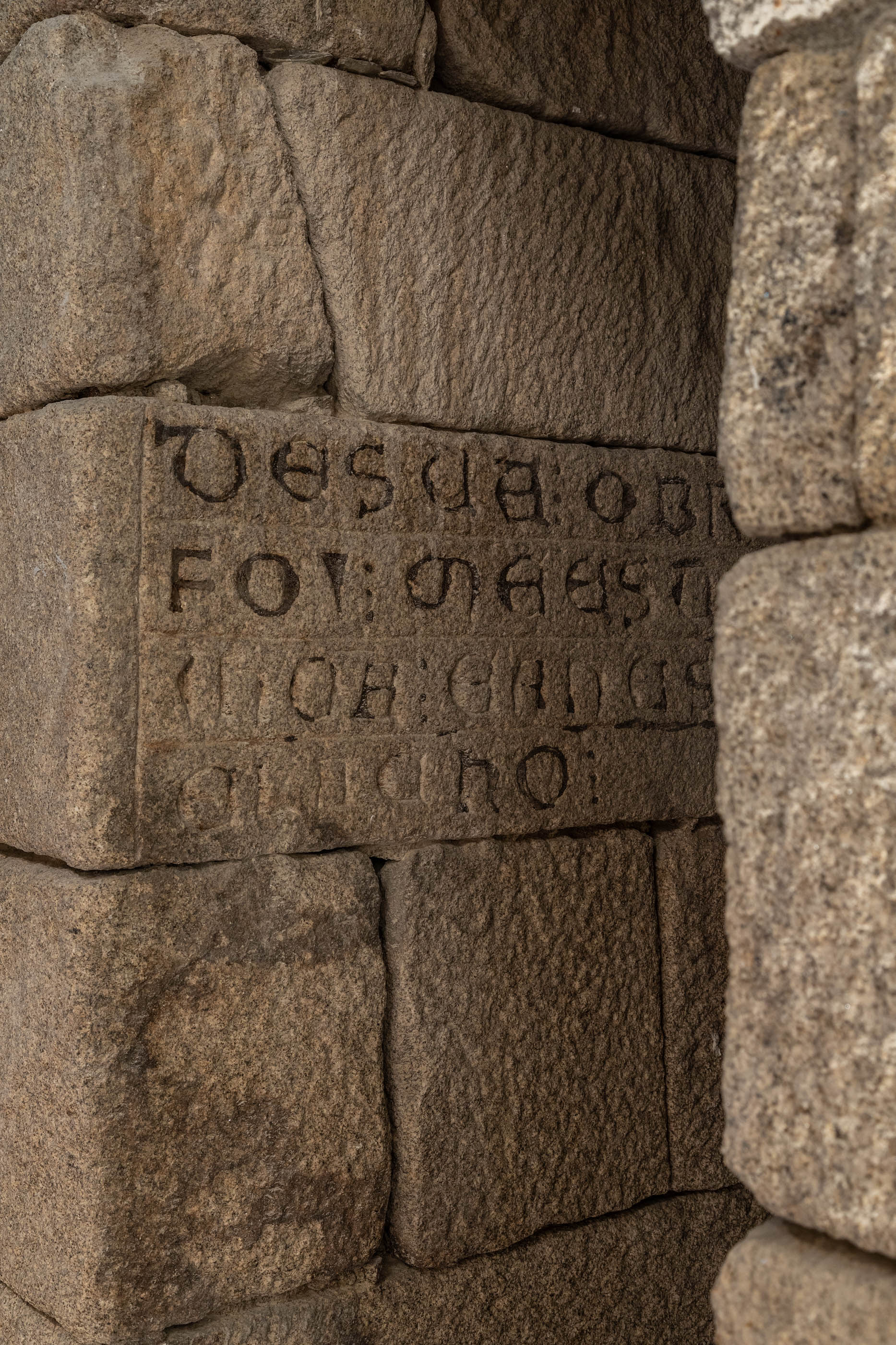 Inscrição gravada numa pedra original, detalhe da história do edifício. — Exmo Hotel arquitetura Floret Arquitectura em Porto
