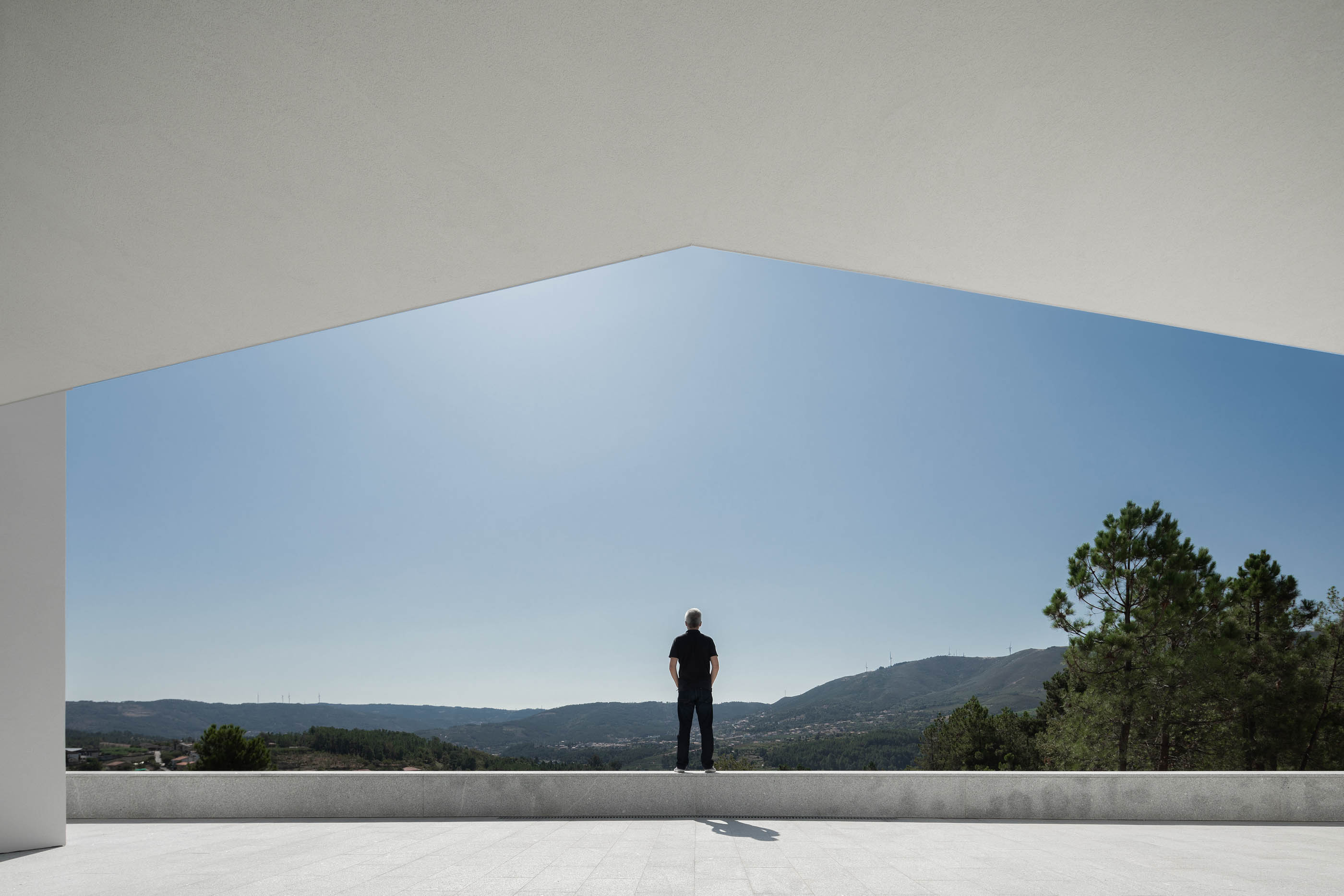 Vista enquadrada da paisagem através da arquitetura minimalista branca da casa. — Casa em Lamego arquitetura António Ildefonso Arquitectura em Portugal