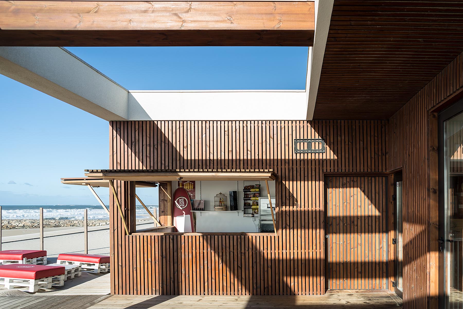 Bar De Praia Bonze Na Costa Nova Em Ílhavo Do Atelier De Arquit
