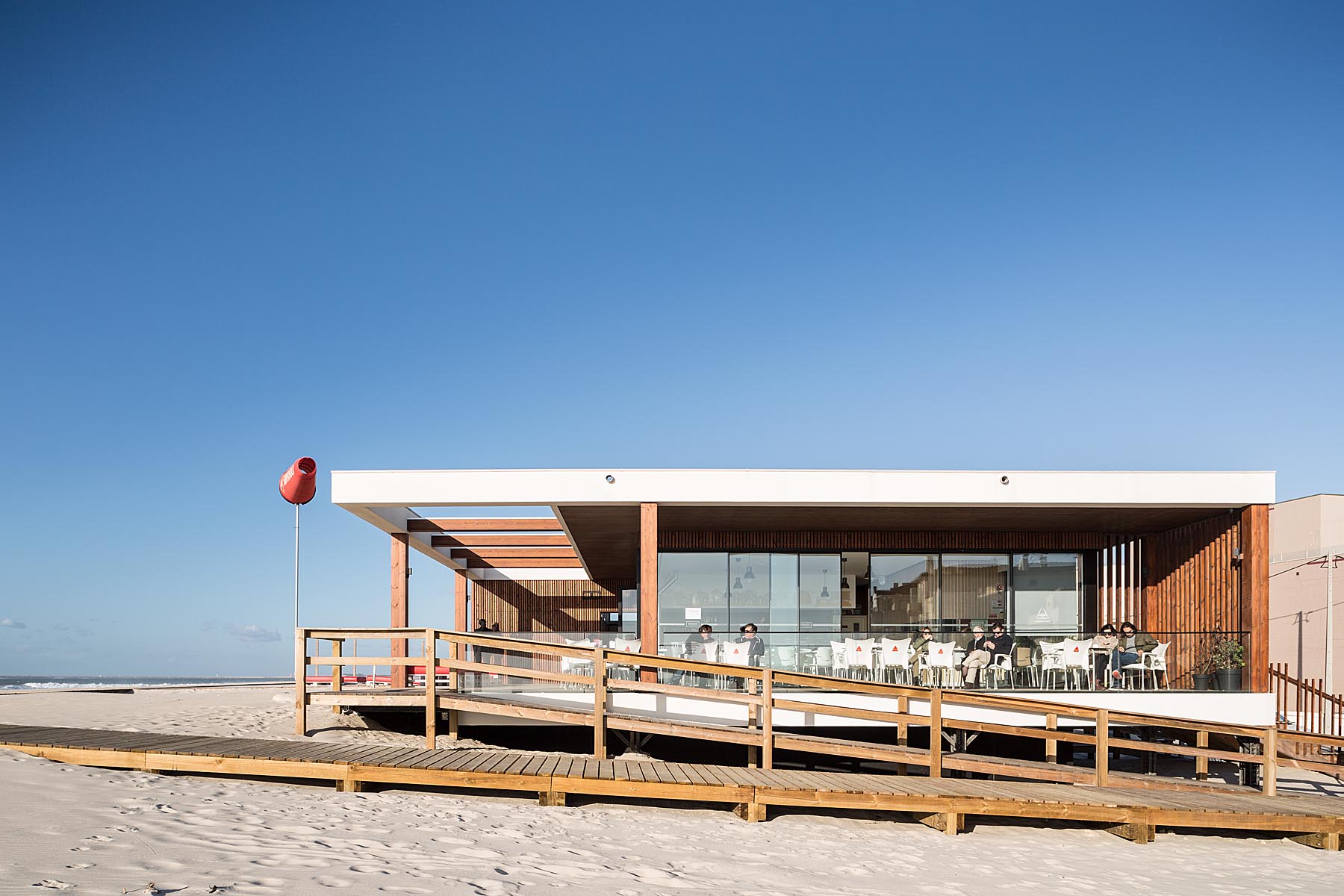 Bar De Praia Bonze Na Costa Nova Em Ílhavo Do Atelier De Arquit
