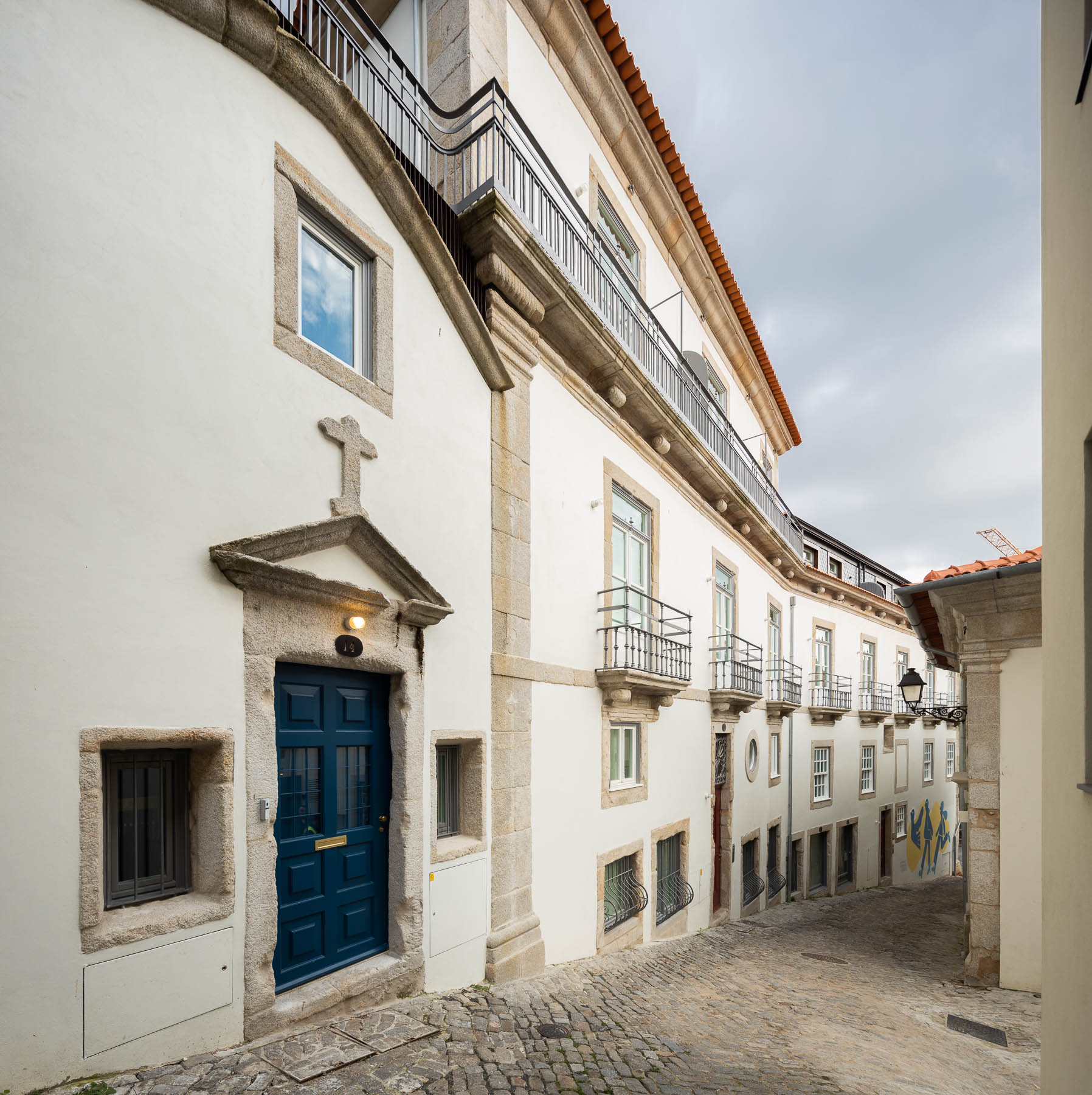 Reabilitação Rua das Flores no Porto do Atelier de Arquitectur