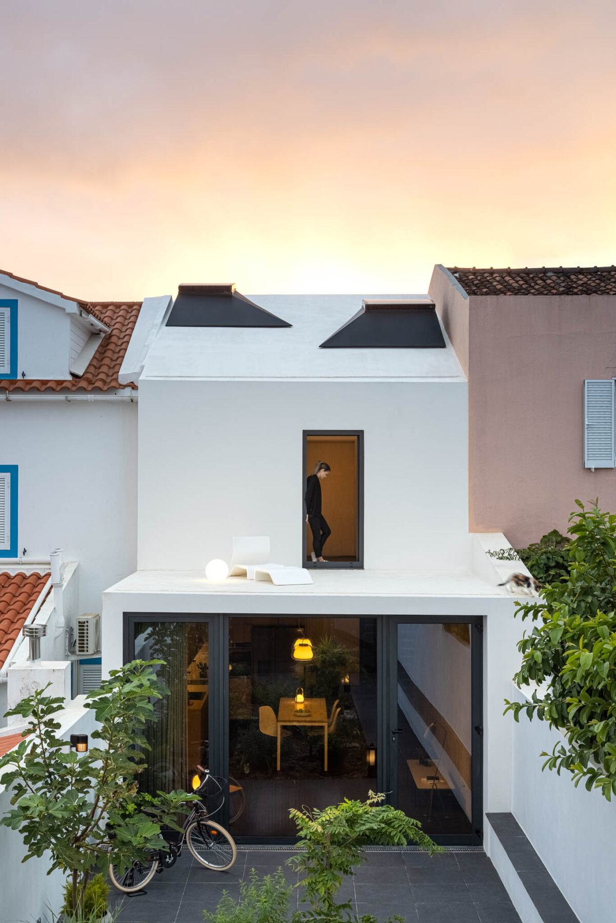 Casa dos Moinhos em Ponta Delgada, Açores com arquitectura box:
