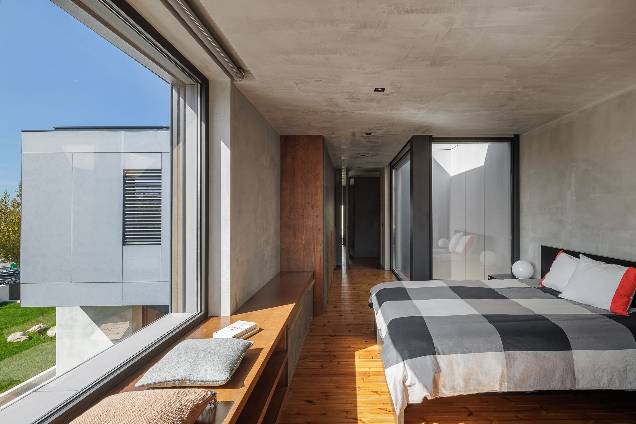 Quarto com cama, janela panorâmica com persianas e pavimento em madeira. Estilo minimalista. — Casa 15 arquitetura AM-arqstudio em Braga