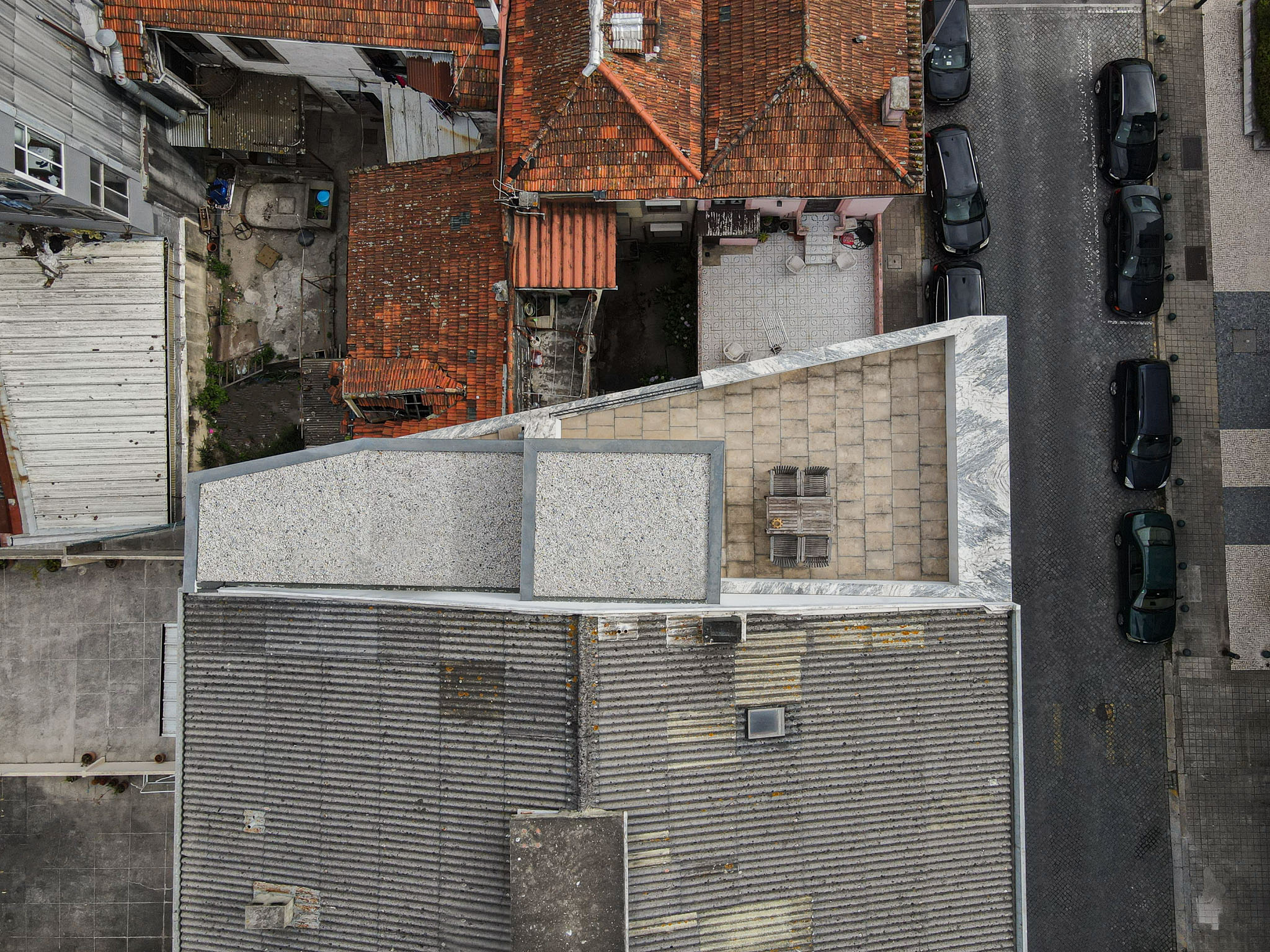 Exterior: Vista aérea do telhado da casa, com zona de lazer e mobiliário de exterior. — Casa Vertical arquitetura Tsou Arquitectos em Porto