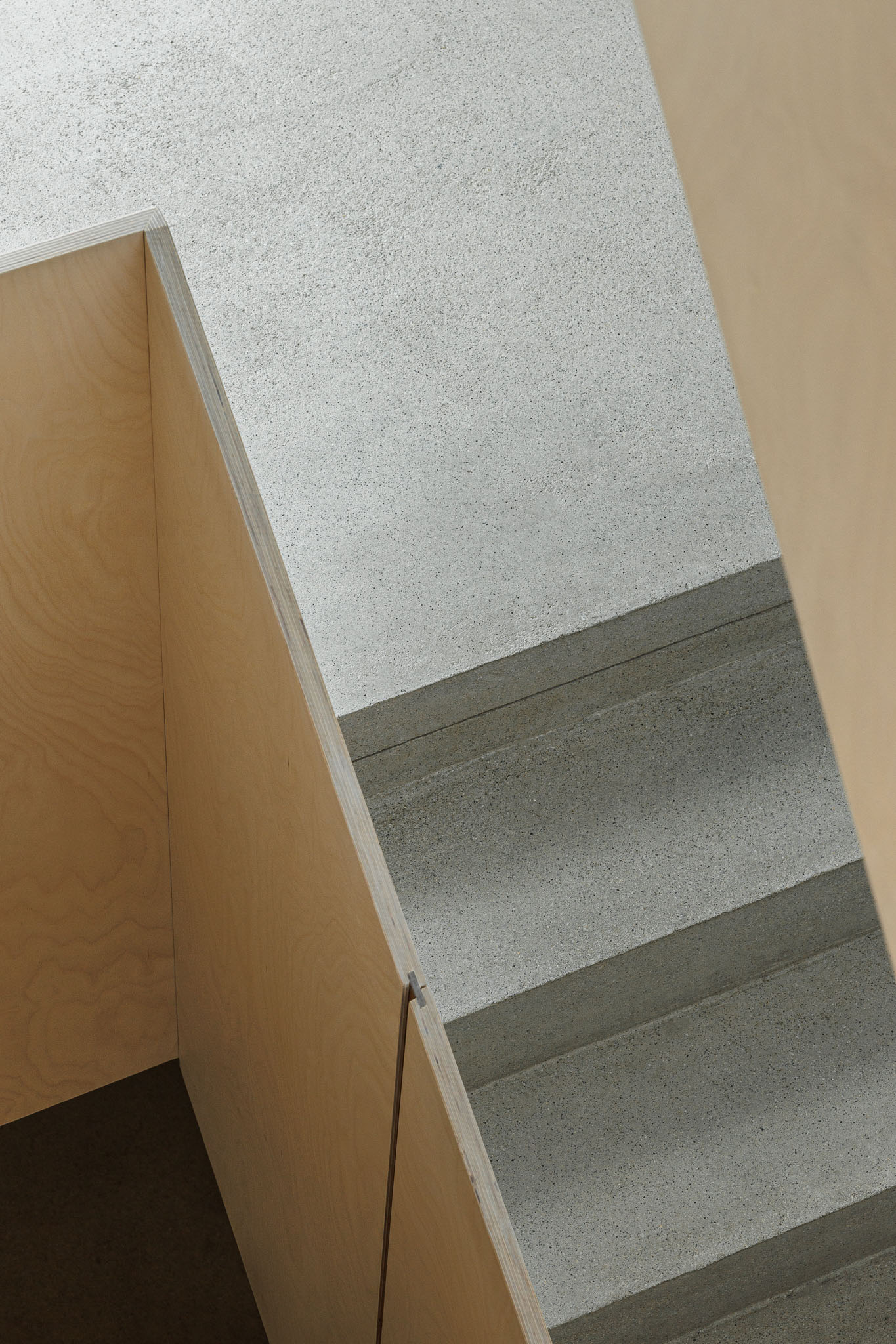 Escada: Detalhe dos degraus em betão e corrimão em contraplacado claro. — Casa Vertical arquitetura Tsou Arquitectos em Porto
