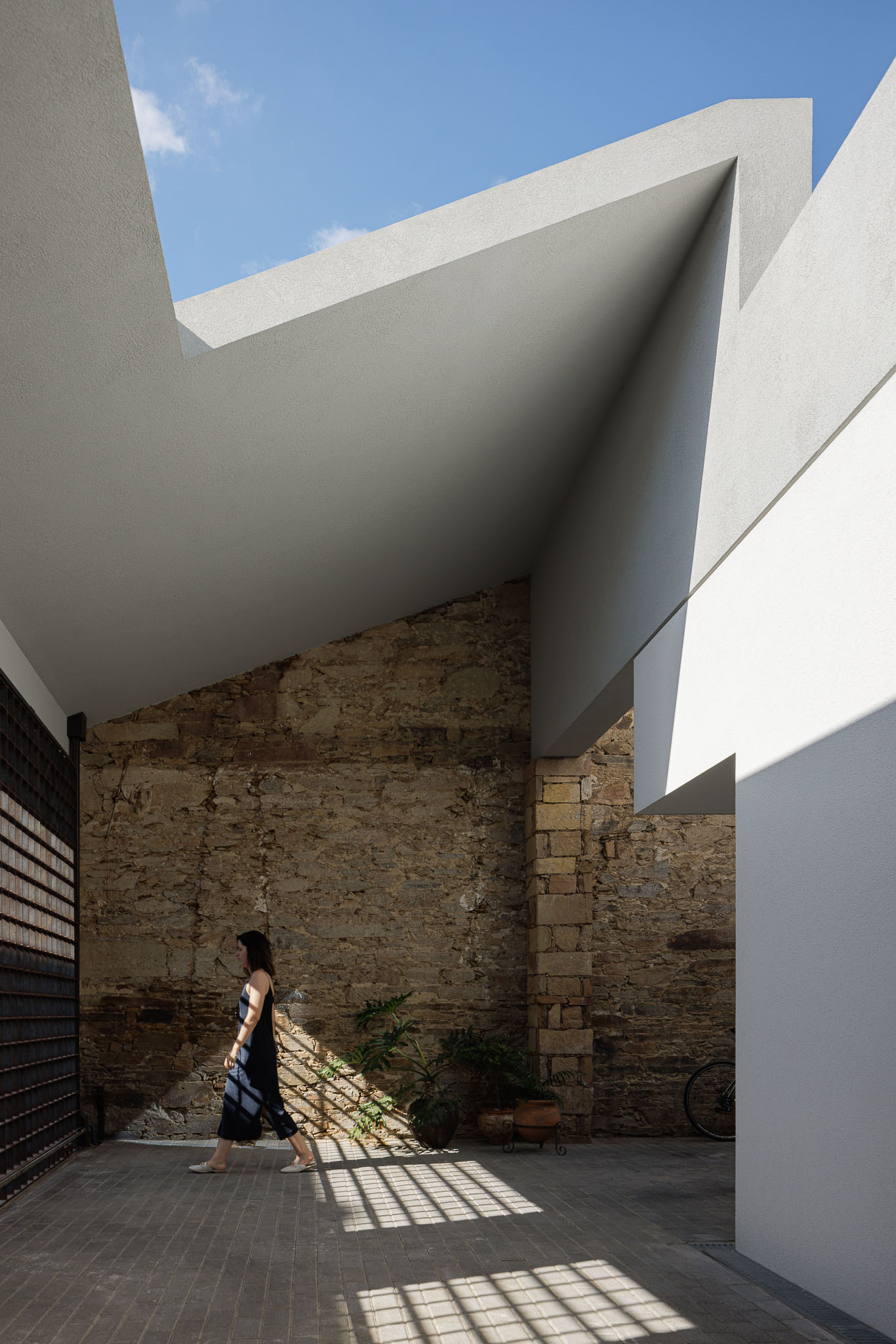 Casa Forte em Santo Tirso com Arquitectura Pema Studio e fotogra