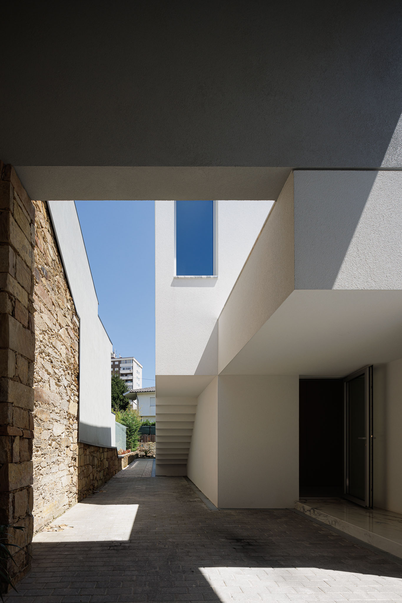 Casa Forte em Santo Tirso com Arquitectura Pema Studio e fotogra