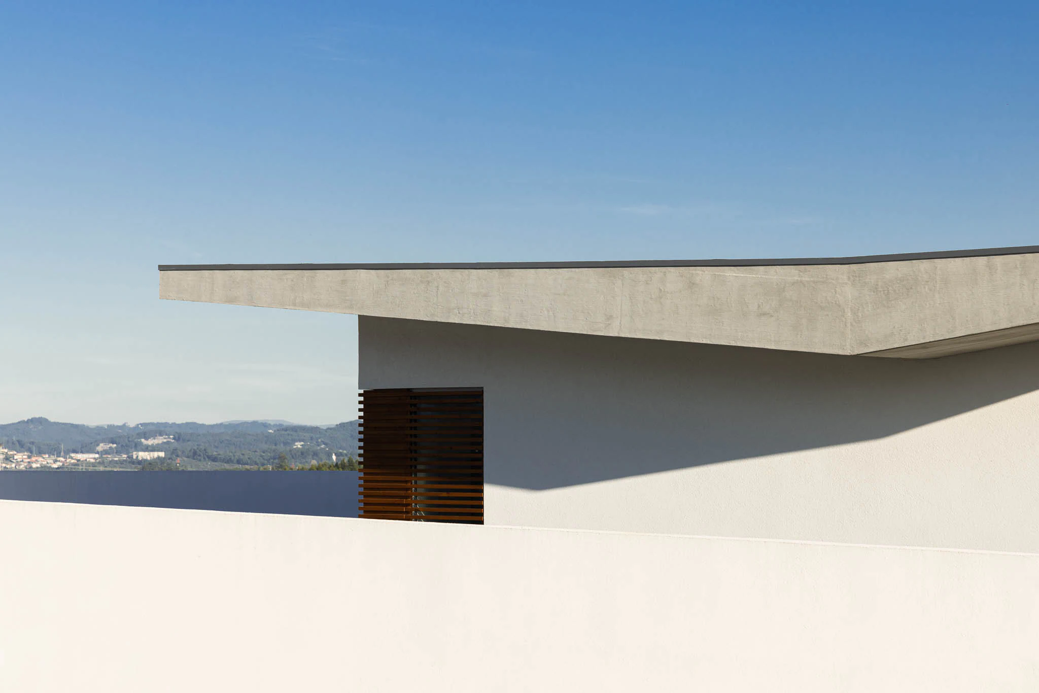 Vista aérea da casa integrada na paisagem rural, com jardim e piscina. — Casa em Brufe arquitetura Oval em Vila Nova de Famalicão