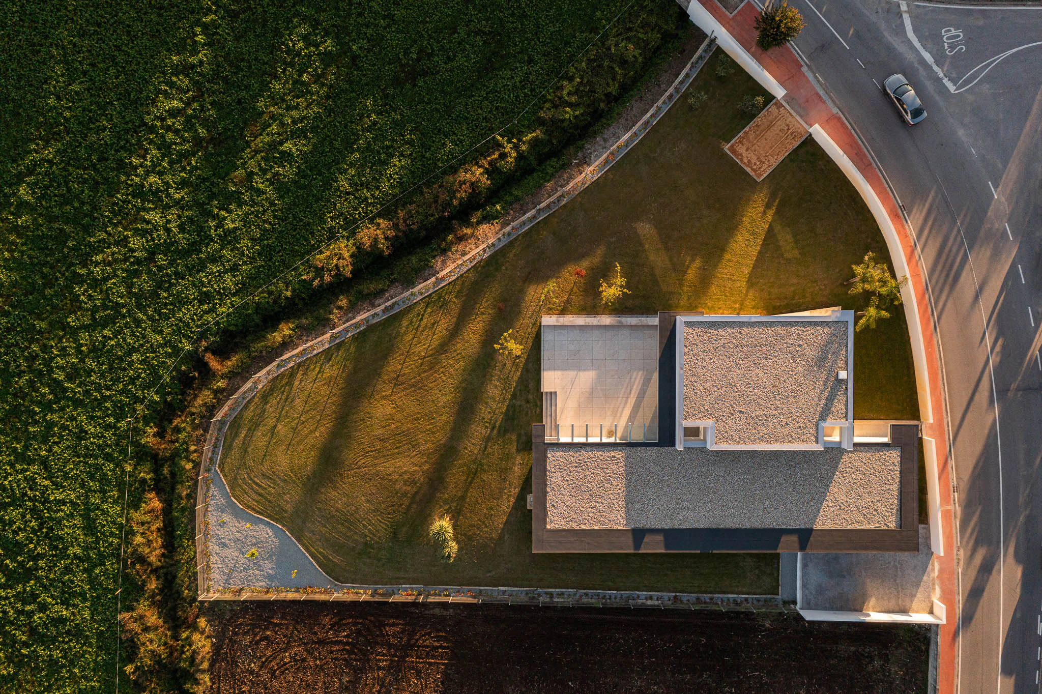 Detalhe de persiana de madeira com design geométrico, textura rica e luz natural. — Casa em Brufe arquitetura Oval em Vila Nova de Famalicão