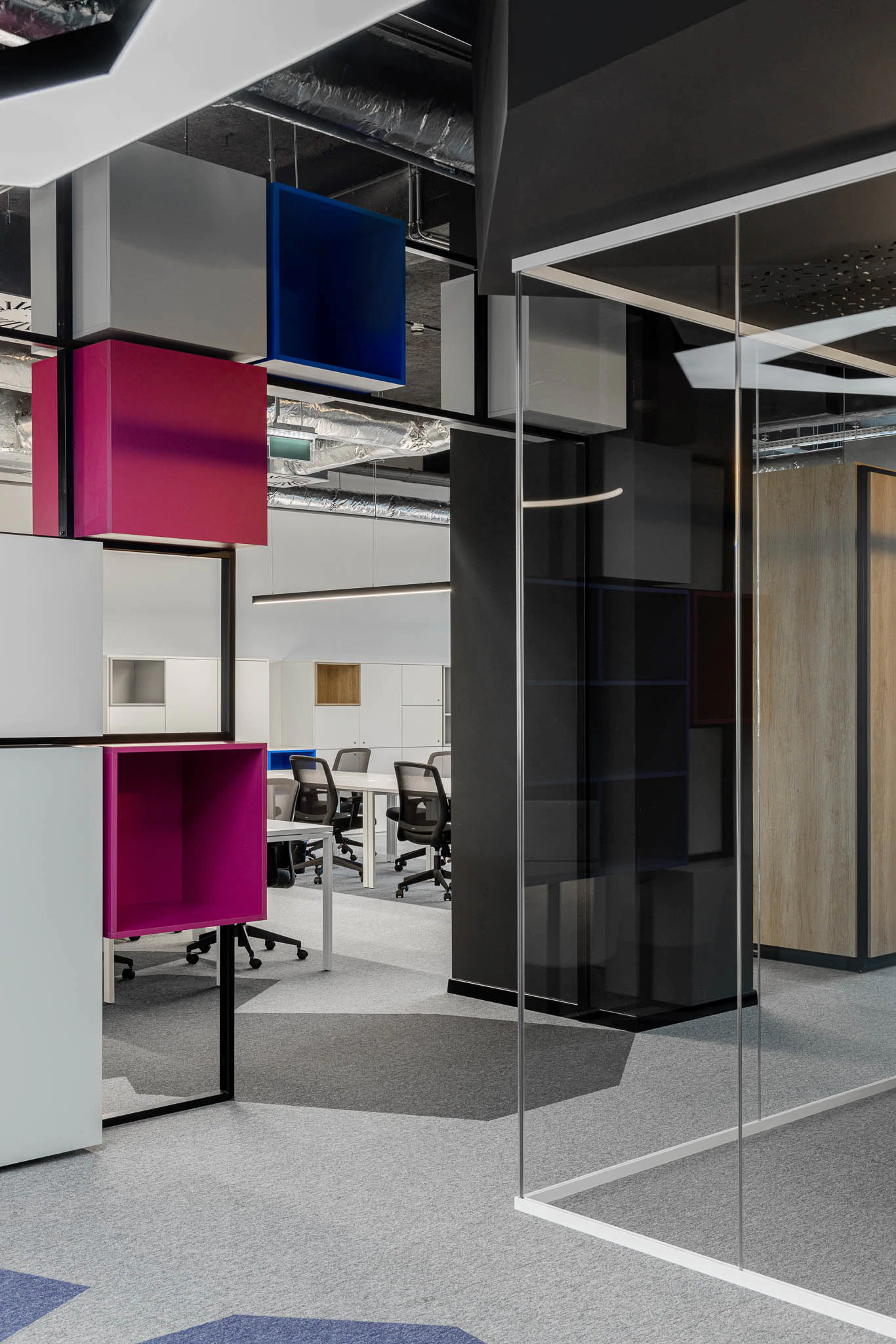 Detalhe de estantes suspensas coloridas, divisórias de vidro e espaço de trabalho aberto ao fundo. — Bold by Devoteam: Escritório Porto arquitetura Inception Architects Studio em Porto