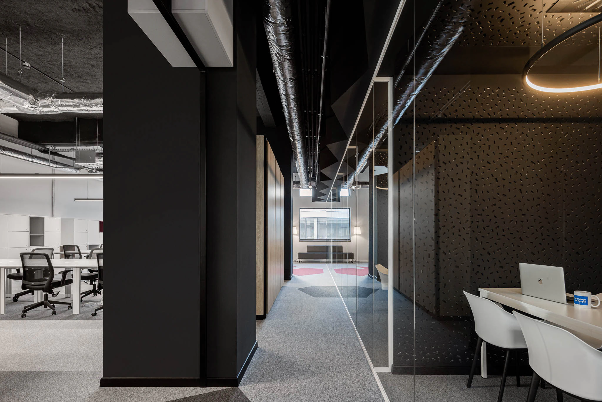 Espaço de trabalho com secretárias brancas, cadeiras pretas, divisórias de vidro e iluminação industrial. — Bold by Devoteam: Escritório Porto arquitetura Inception Architects Studio em Porto