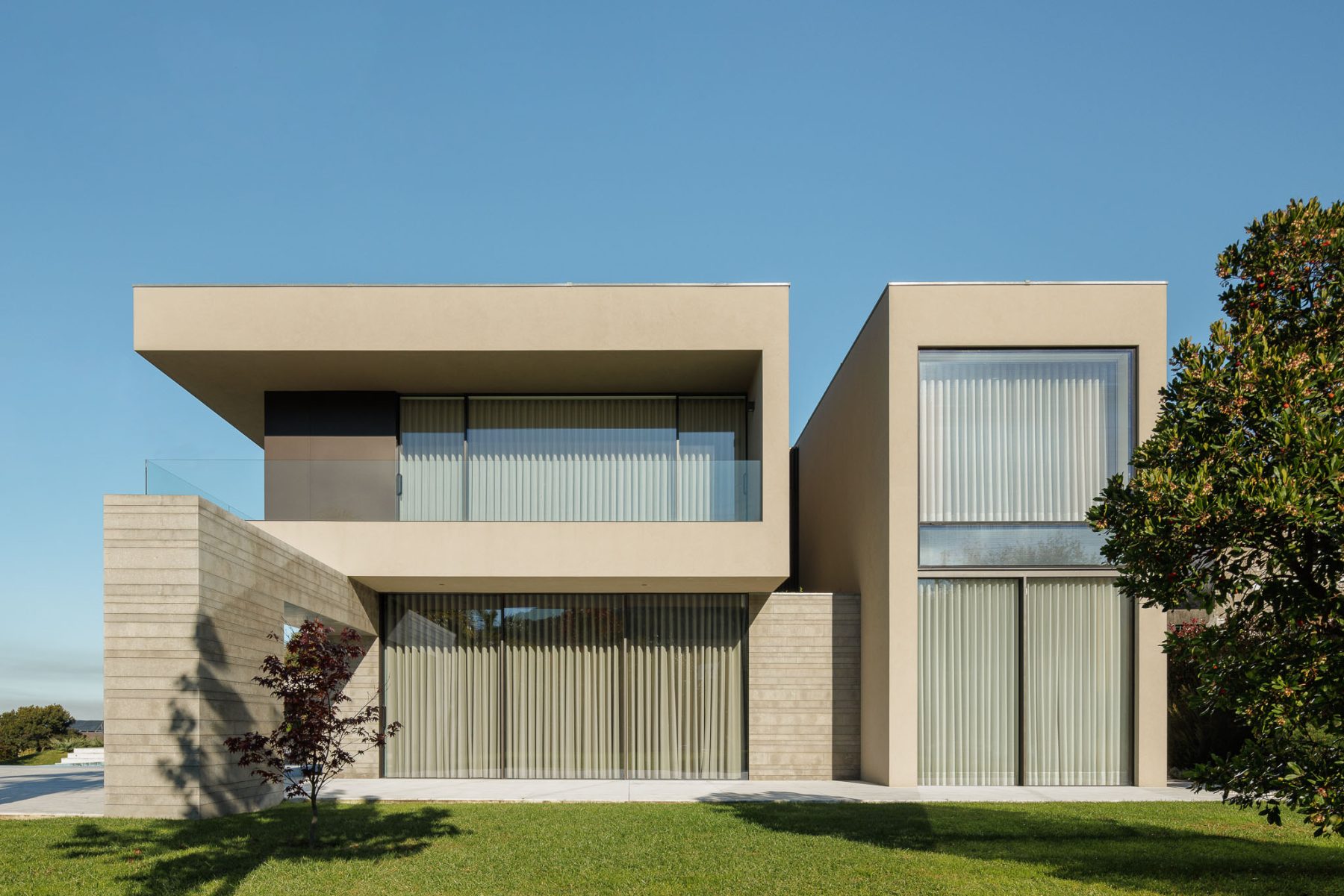 Casa D em Braga com Arquitectura LDARQ e fotografias de Ivo Tava