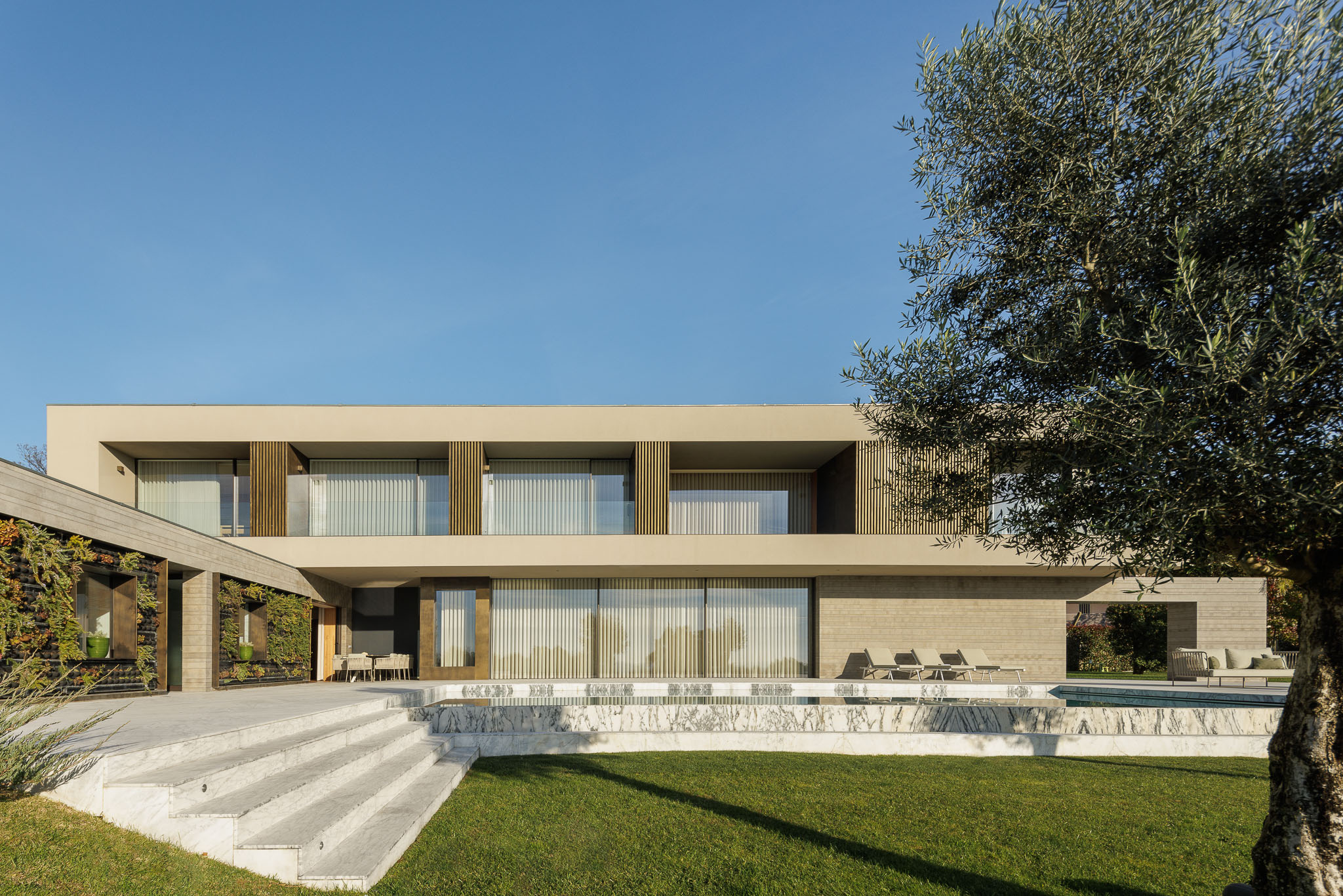Hall: Hall do piso superior com pavimento em madeira e vista para o exterior através de cortinas. — Casa D arquitetura L2C Arquitetura em Braga