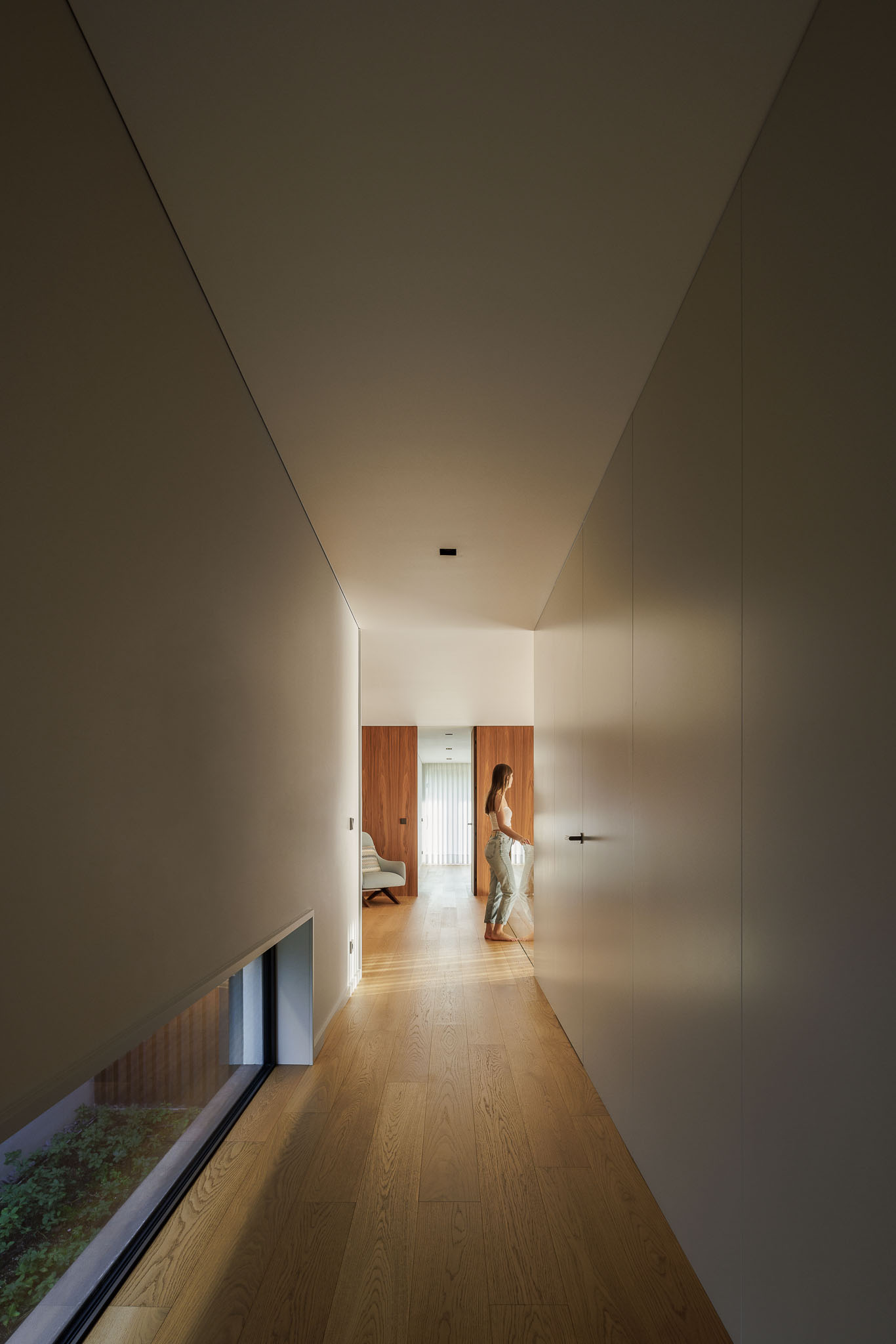Quarto: Quarto com cama de casal, mesa de cabeceira e armários embutidos. — Casa D arquitetura L2C Arquitetura em Braga