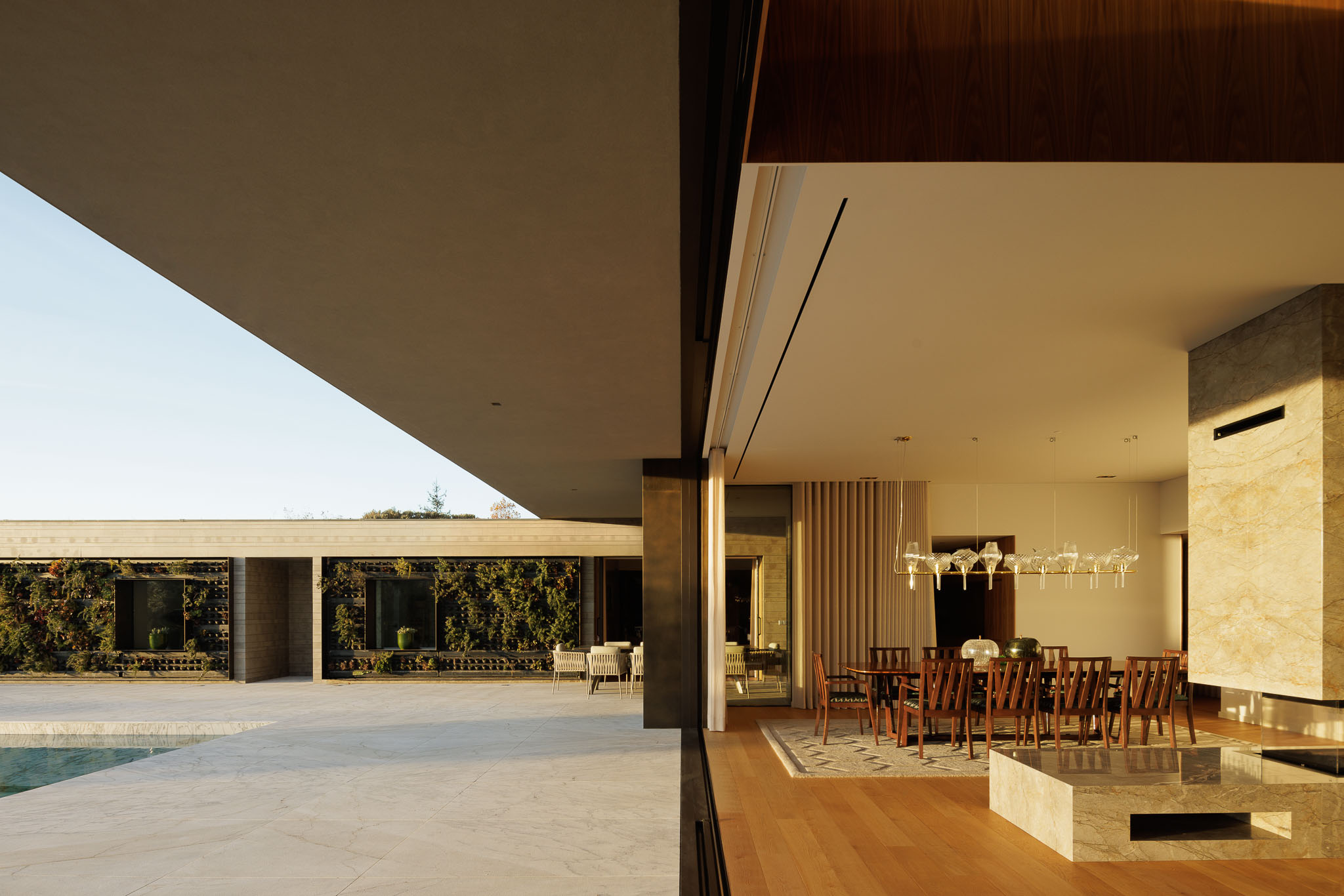 Exterior: Zona de lazer exterior com piscina, espreguiçadeiras e sofás. — Casa D arquitetura L2C Arquitetura em Braga