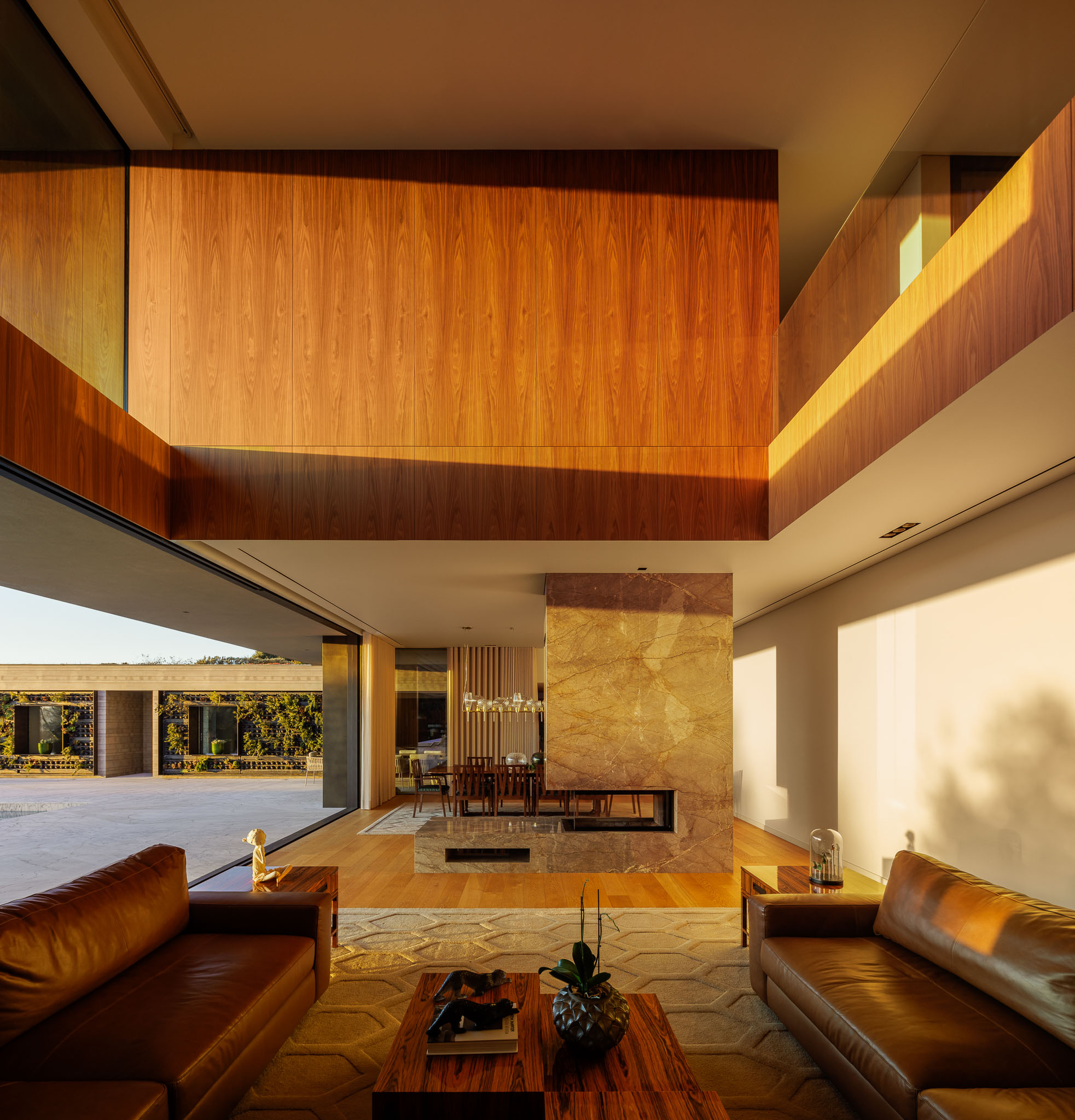 Exterior: Vista da casa com piscina, alpendre com plantas e zona de jantar exterior. — Casa D arquitetura L2C Arquitetura em Braga