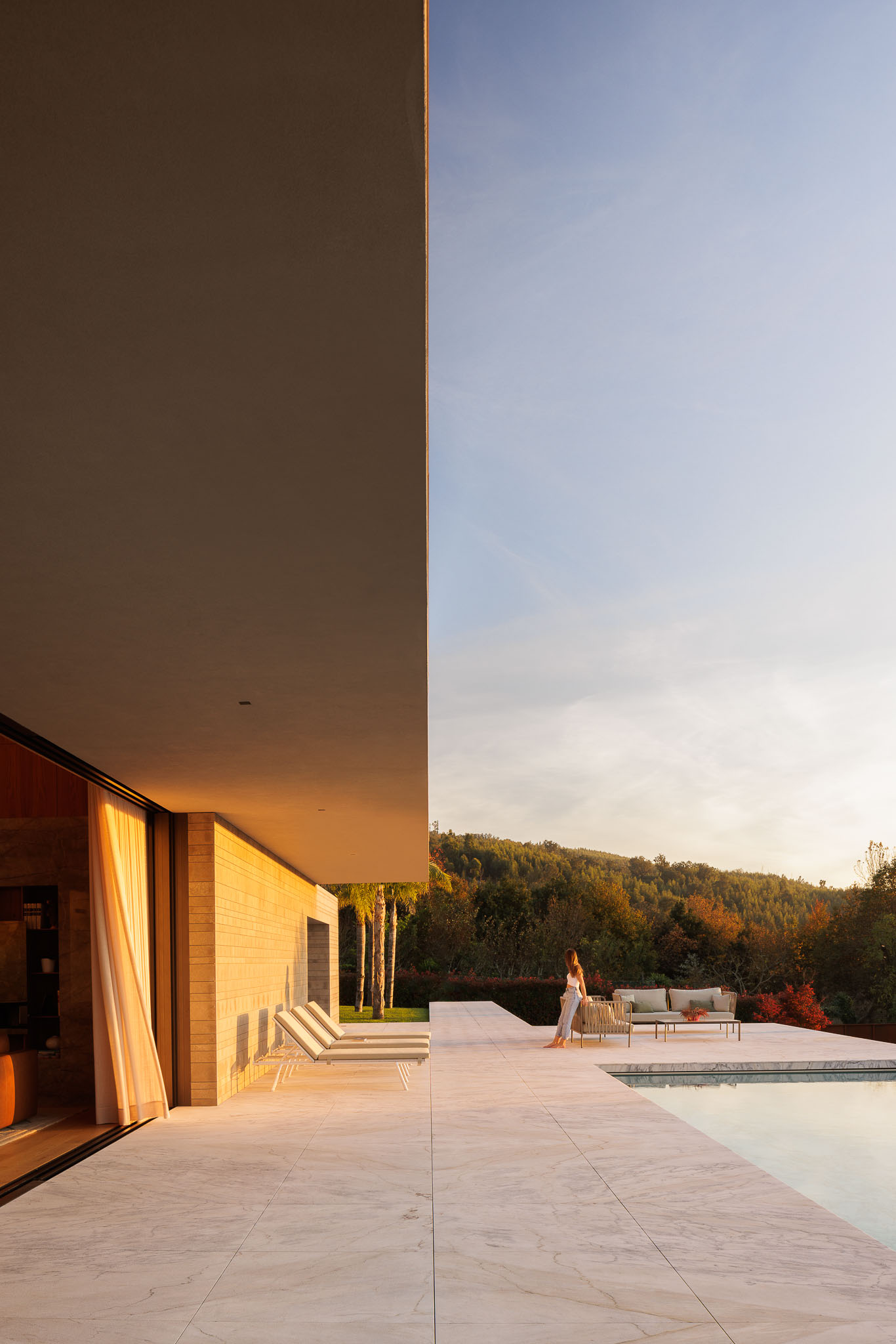 Casa de banho: Casa de banho com banheira de hidromassagem e vista para a paisagem. — Casa D arquitetura L2C Arquitetura em Braga