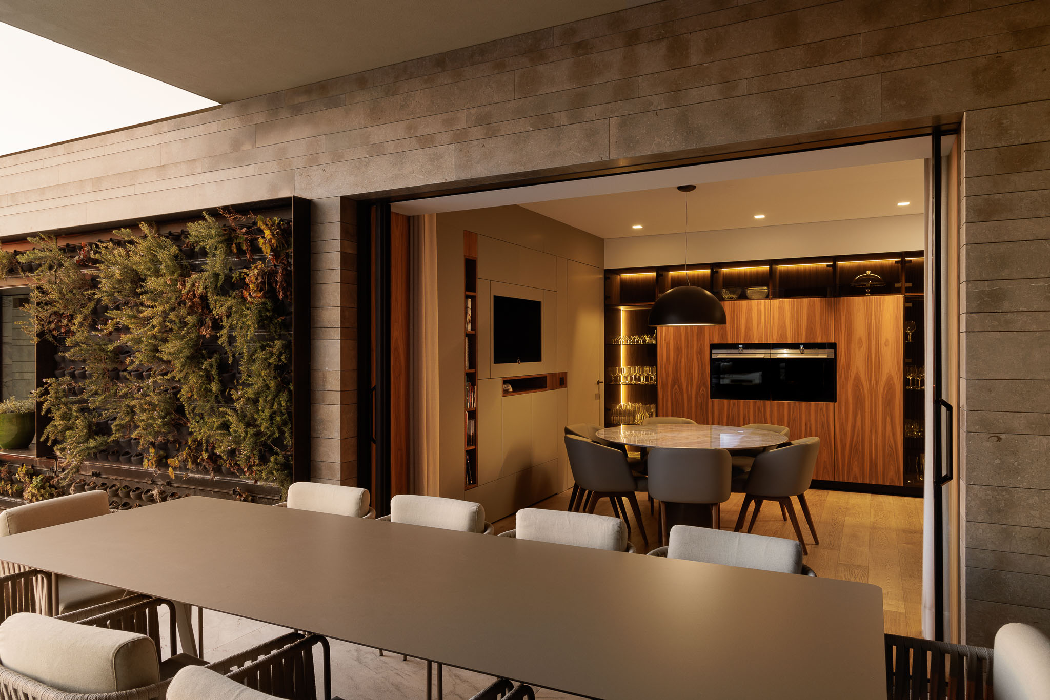 Exterior: Zona de lazer exterior com espreguiçadeiras, sofás e vista para a paisagem. — Casa D arquitetura L2C Arquitetura em Braga