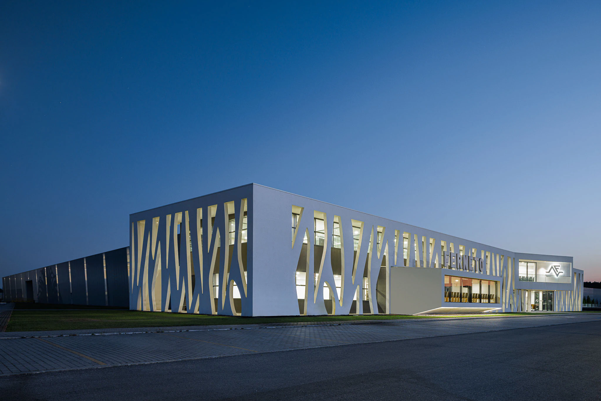 Exterior: Vista aérea do complexo industrial com edifício de escritórios e armazéns. — Ferneto arquitetura Rómulo Neto Arquitectos em Vagos
