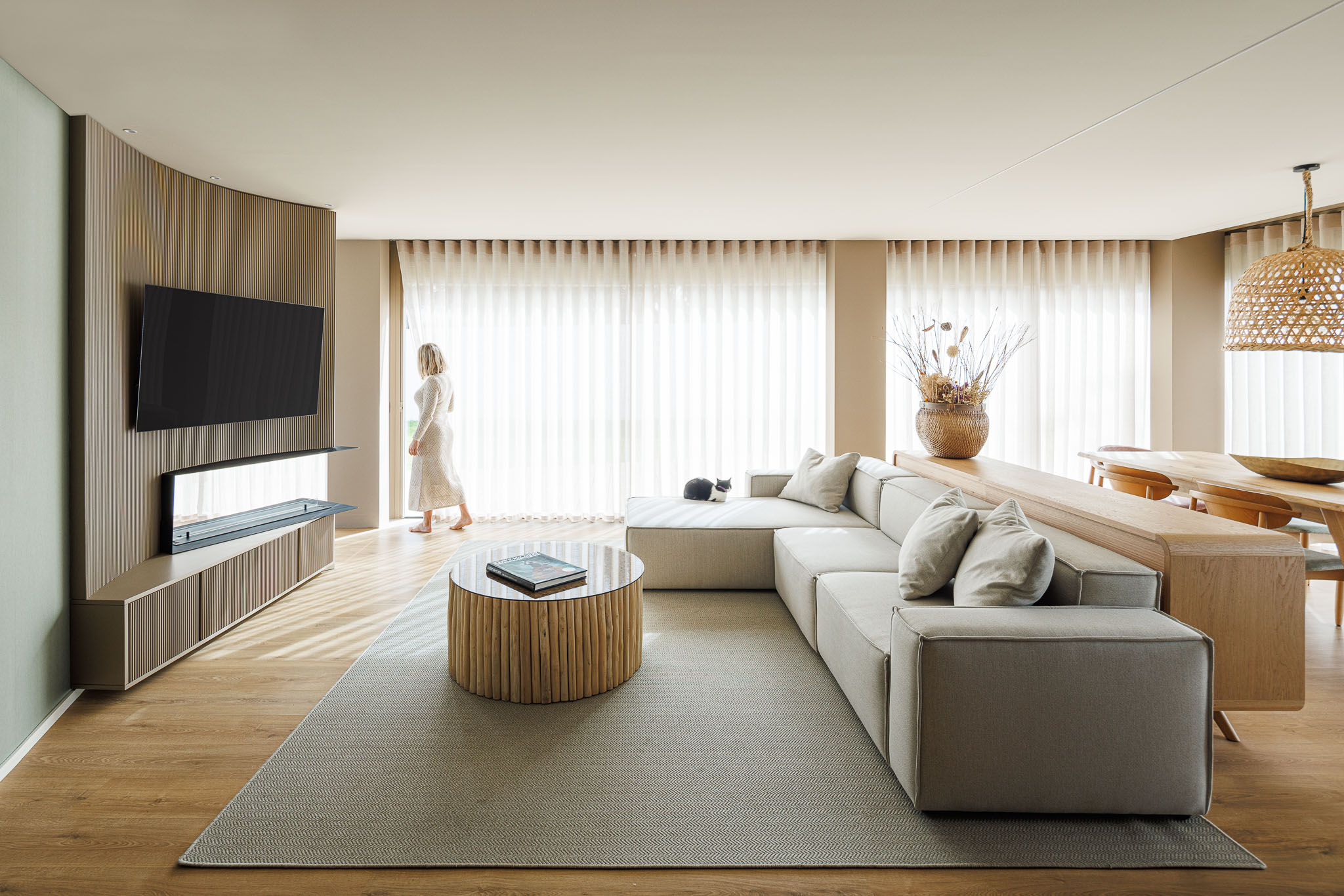 Sala de estar: Sofá modular cinzento, mesa de centro em madeira e pavimento em madeira. — Casa Pátios de Pétalas arquitetura Sandra Micaela Casinha Atelier em Gondomar