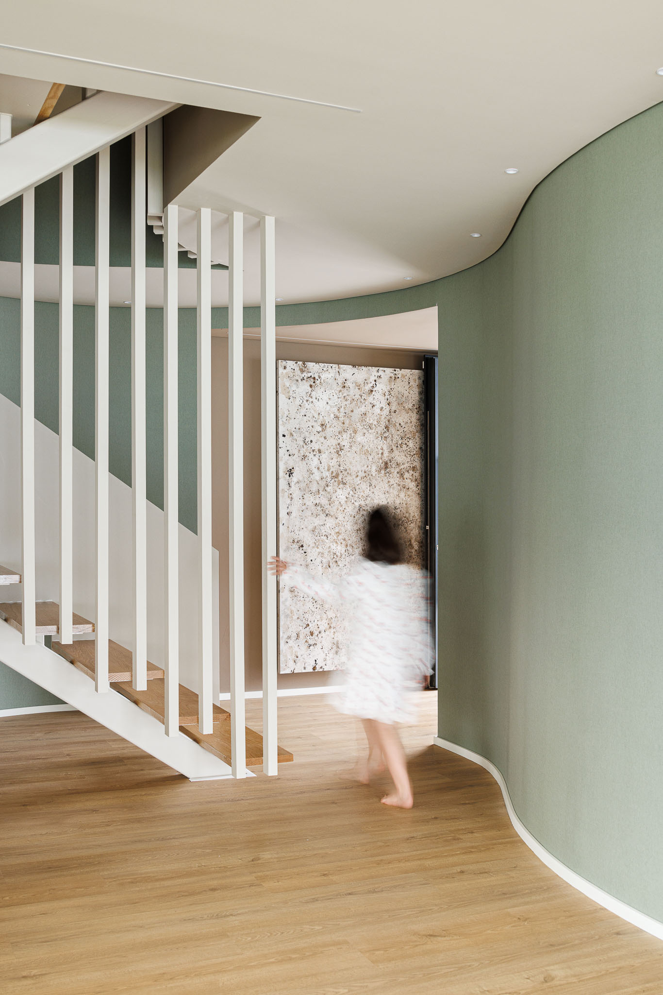 Escadas: Guarda em ripas verticais brancas e parede curva verde-água. — Casa Pátios de Pétalas arquitetura Sandra Micaela Casinha Atelier em Gondomar