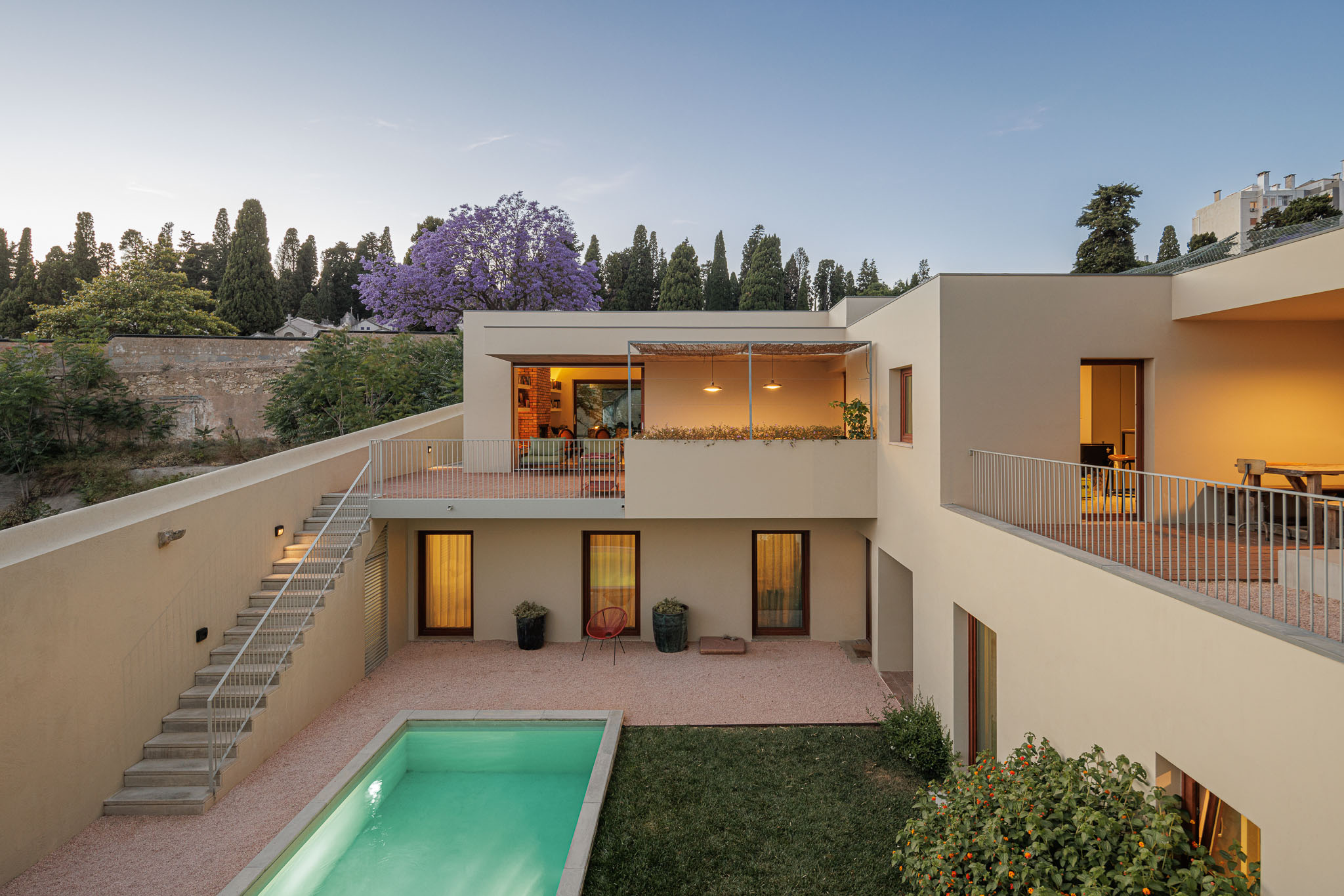 Exterior: Vista geral da casa com piscina, jardim, terraços e escadas de acesso. Arquitetura moderna em tons neutros. — Prazeres 37 arquitetura Fragmentos em Lisboa