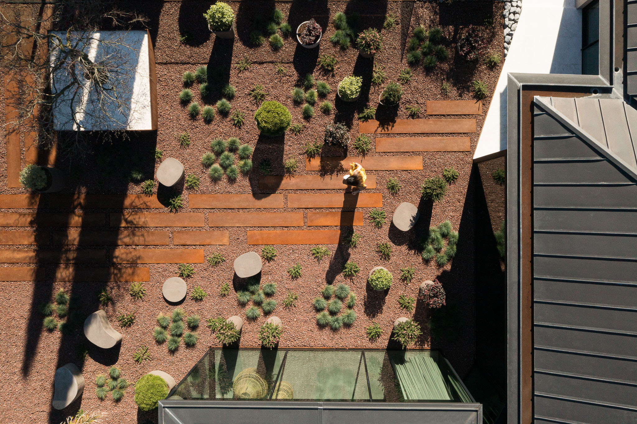 Jardim: Vista aérea do jardim com caminhos de corten, vegetação rasteira e elementos decorativos. — Casa de Lavra arquitetura Ricardo Azevedo Arquitecto em Matosinhos