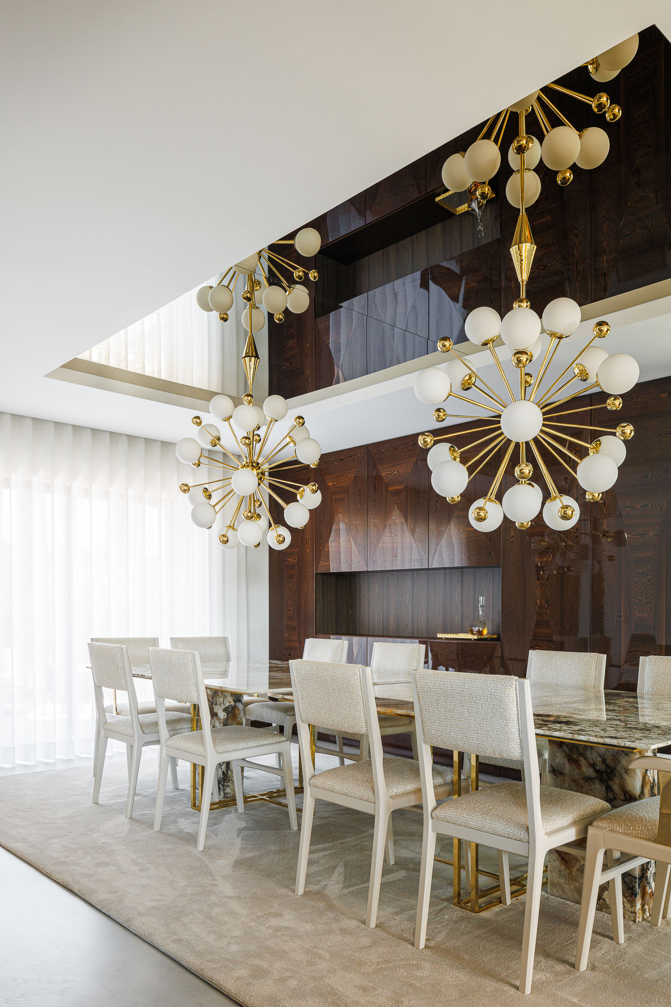 Sala de Jantar: Candeeiros suspensos dourados, mesa de jantar em mármore e cadeiras brancas sobre alcatifa. — Casa de Lavra arquitetura Ricardo Azevedo Arquitecto em Matosinhos