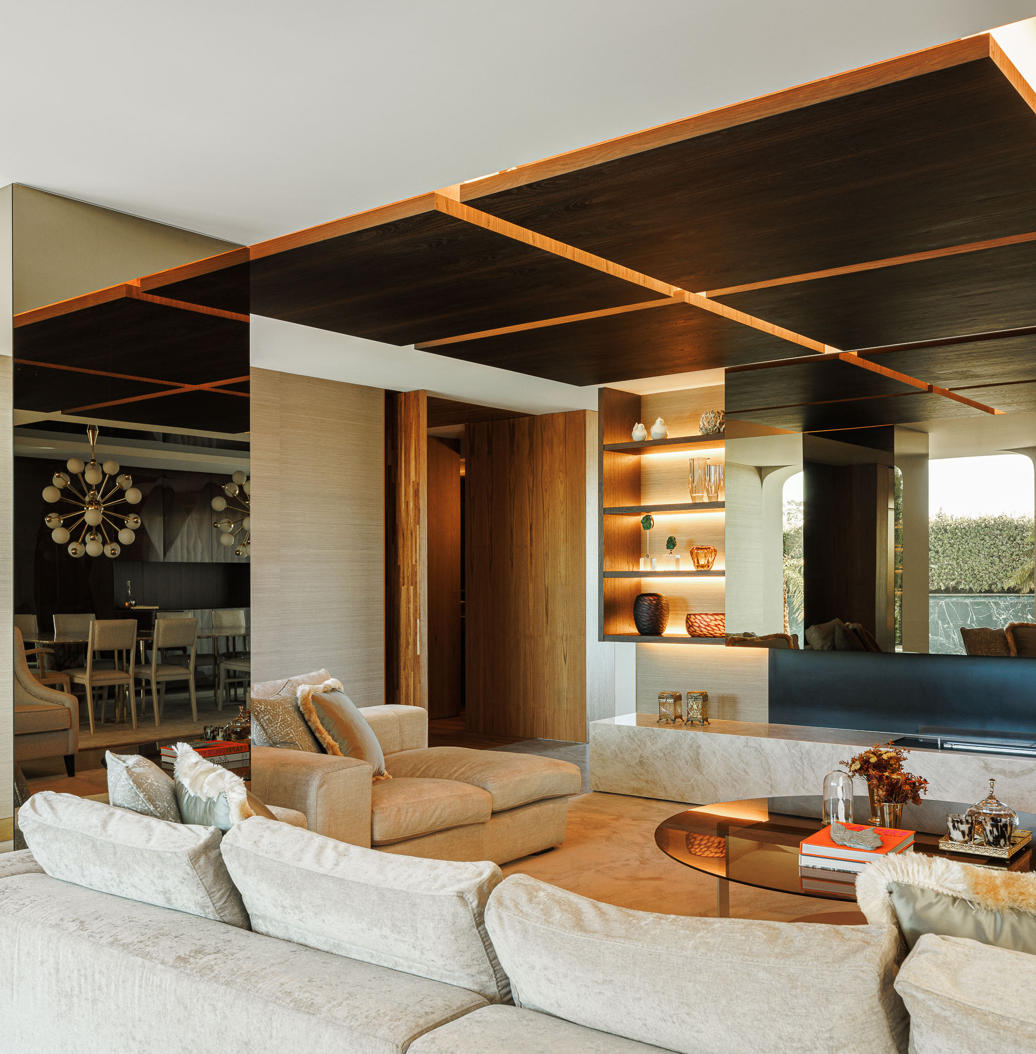 Sala de Estar: Espaço amplo com alcatifa, sofás em tons neutros, espelhos e divisória para a sala de jantar. — Casa de Lavra arquitetura Ricardo Azevedo Arquitecto em Matosinhos