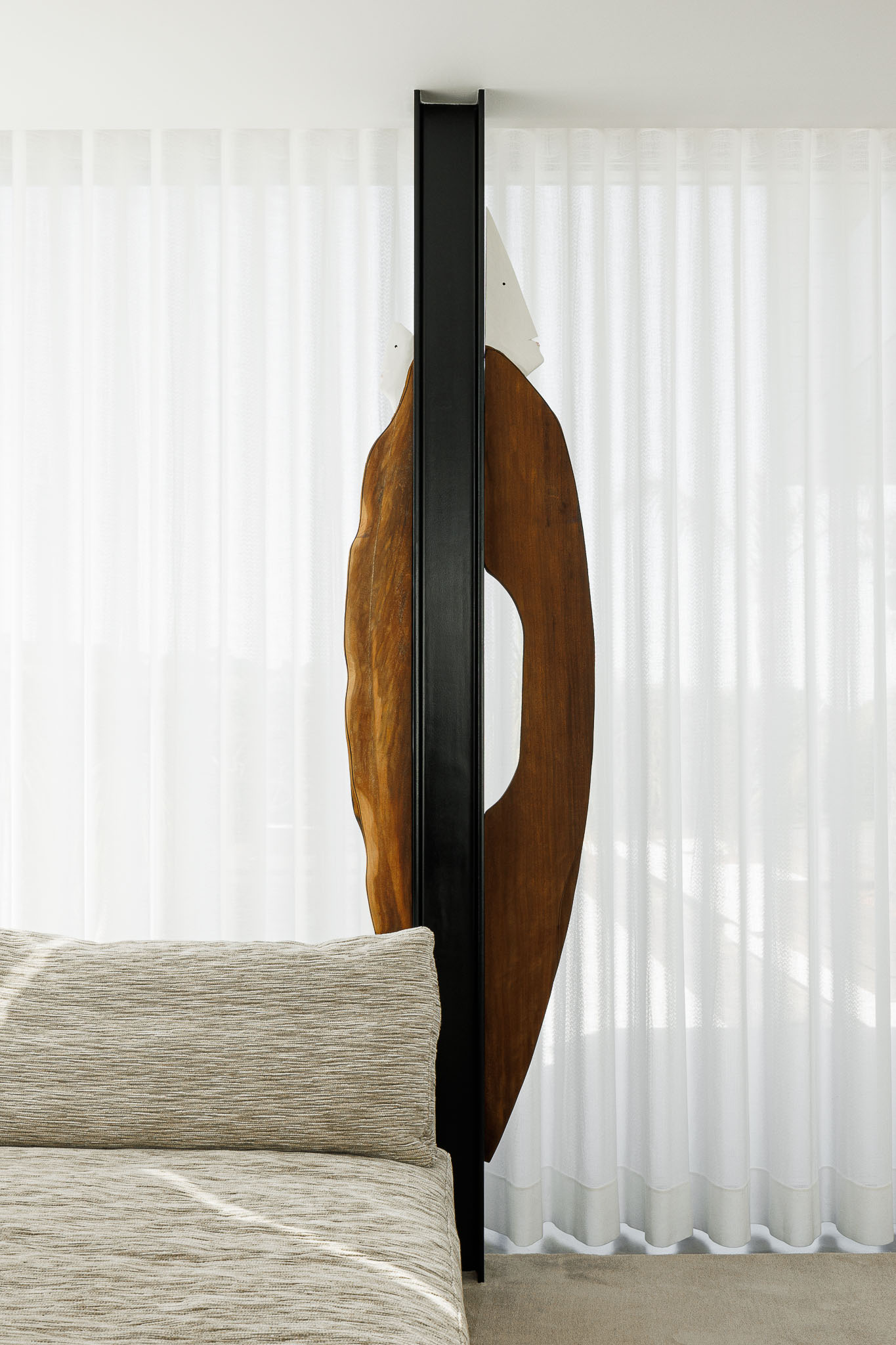 Sala de Estar: Detalhe de uma escultura em madeira e metal junto a uma cortina branca. — Casa de Lavra arquitetura Ricardo Azevedo Arquitecto em Matosinhos