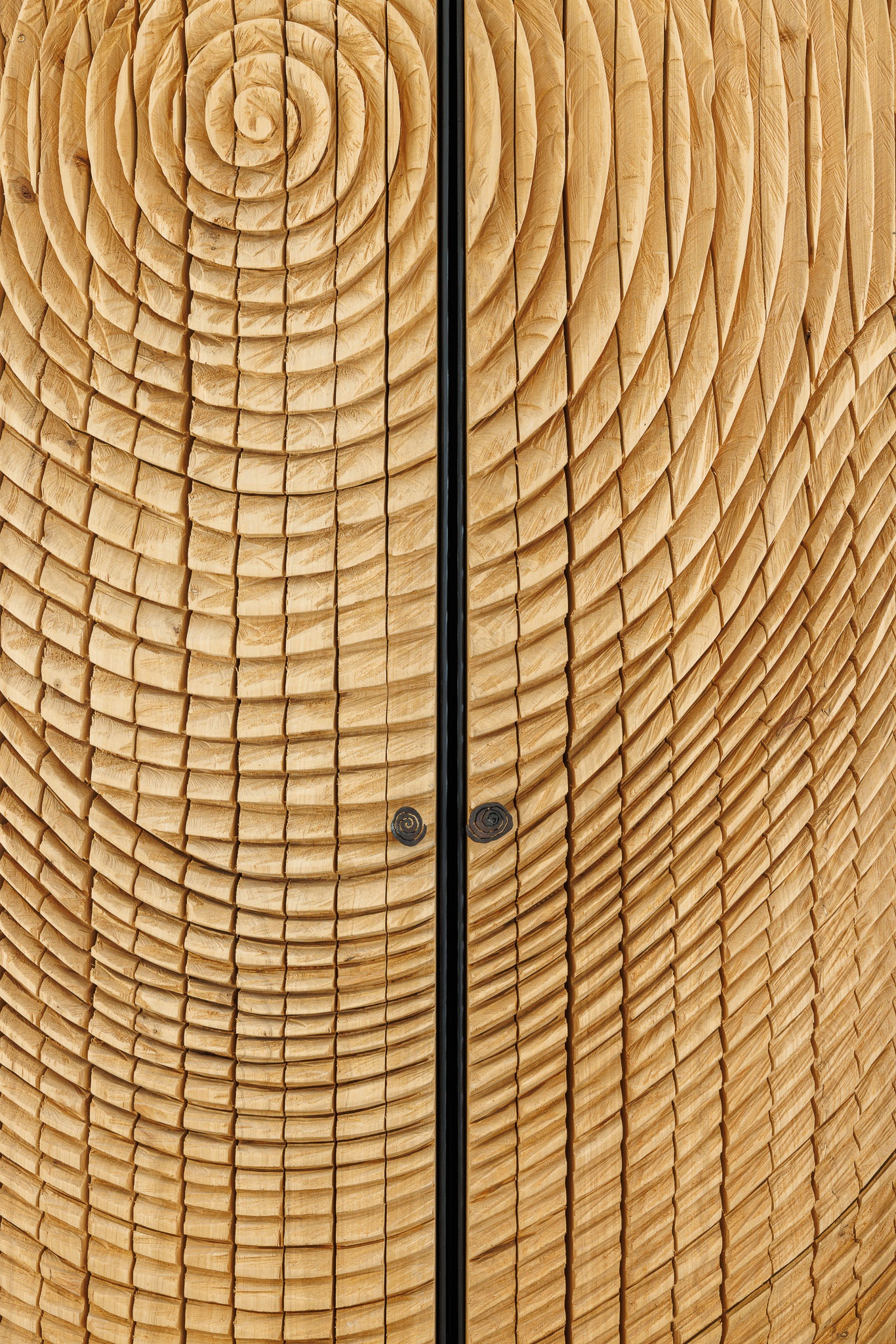 Armário: Detalhe do armário em madeira com padrão circular e puxadores metálicos. — Casa de Lavra arquitetura Ricardo Azevedo Arquitecto em Matosinhos