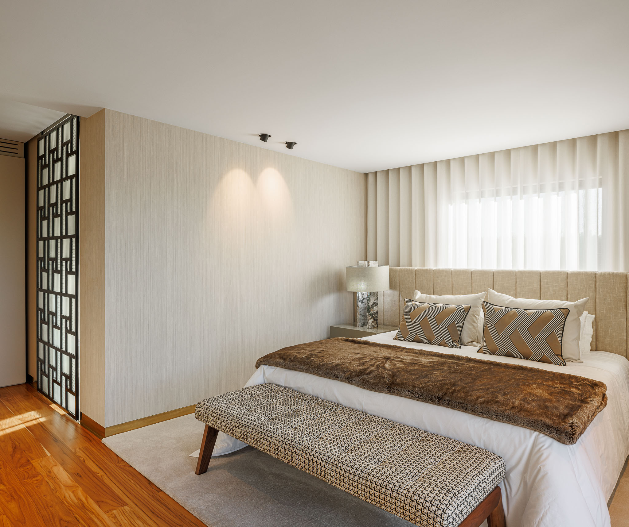 Quarto: Cama com cabeceira almofadada, alcatifa, divisória em metal preto e pavimento em madeira. — Casa de Lavra arquitetura Ricardo Azevedo Arquitecto em Matosinhos
