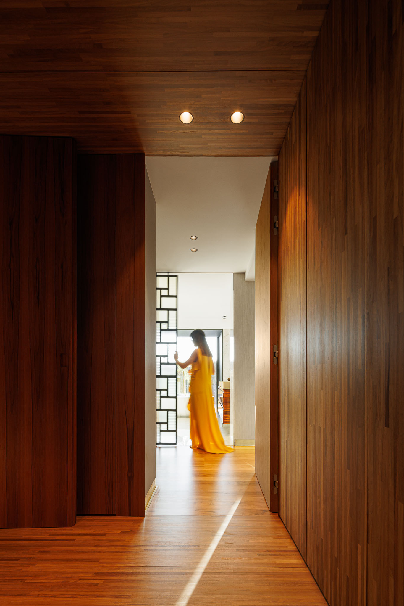 Corredor: Revestimento em madeira, pavimento em madeira e vista para o quarto com divisória em metal preto. — Casa de Lavra arquitetura Ricardo Azevedo Arquitecto em Matosinhos
