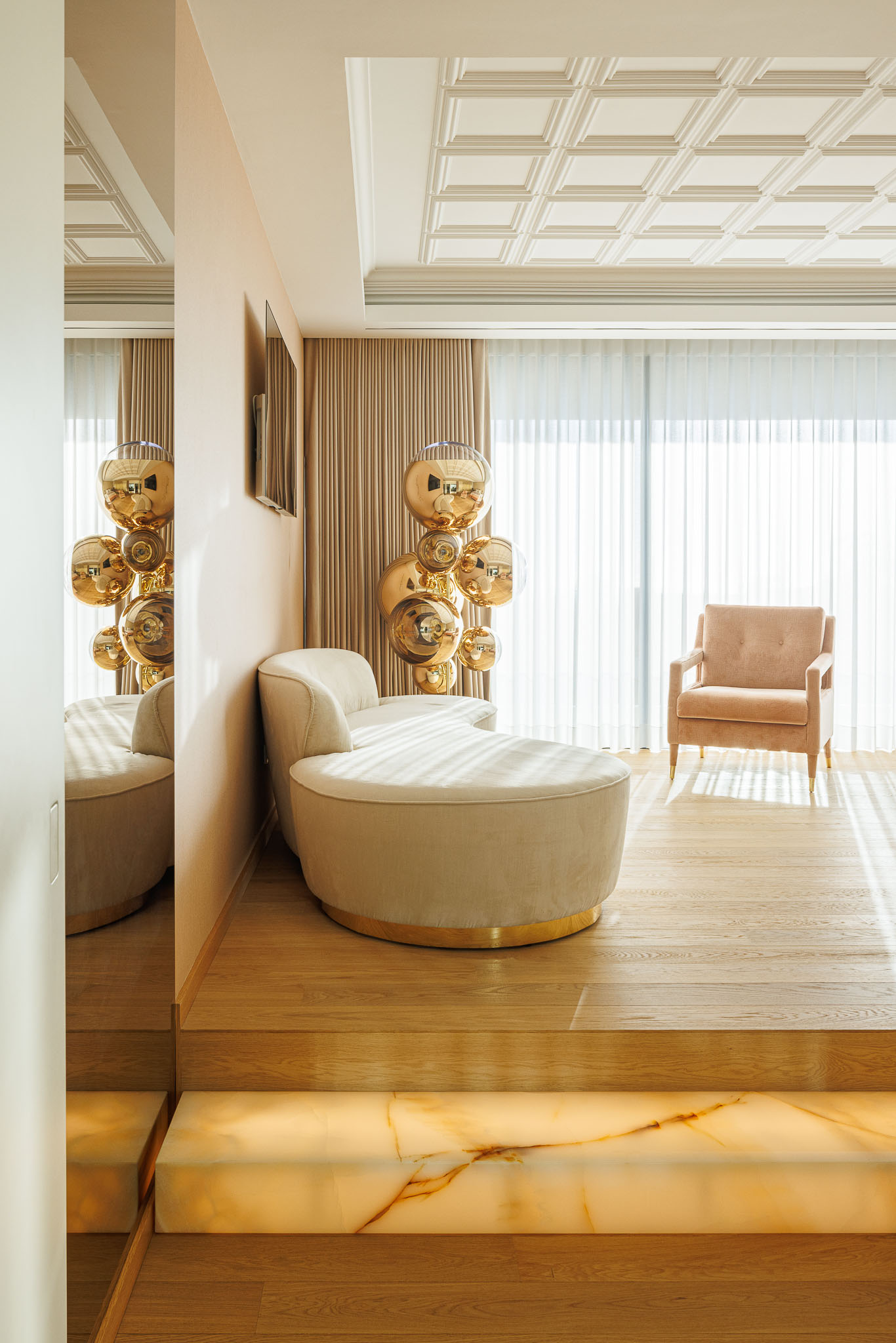 Escritório: Chaise longue em tons neutros, poltrona rosa, pavimento em madeira e teto com padrão geométrico. — Casa de Lavra arquitetura Ricardo Azevedo Arquitecto em Matosinhos