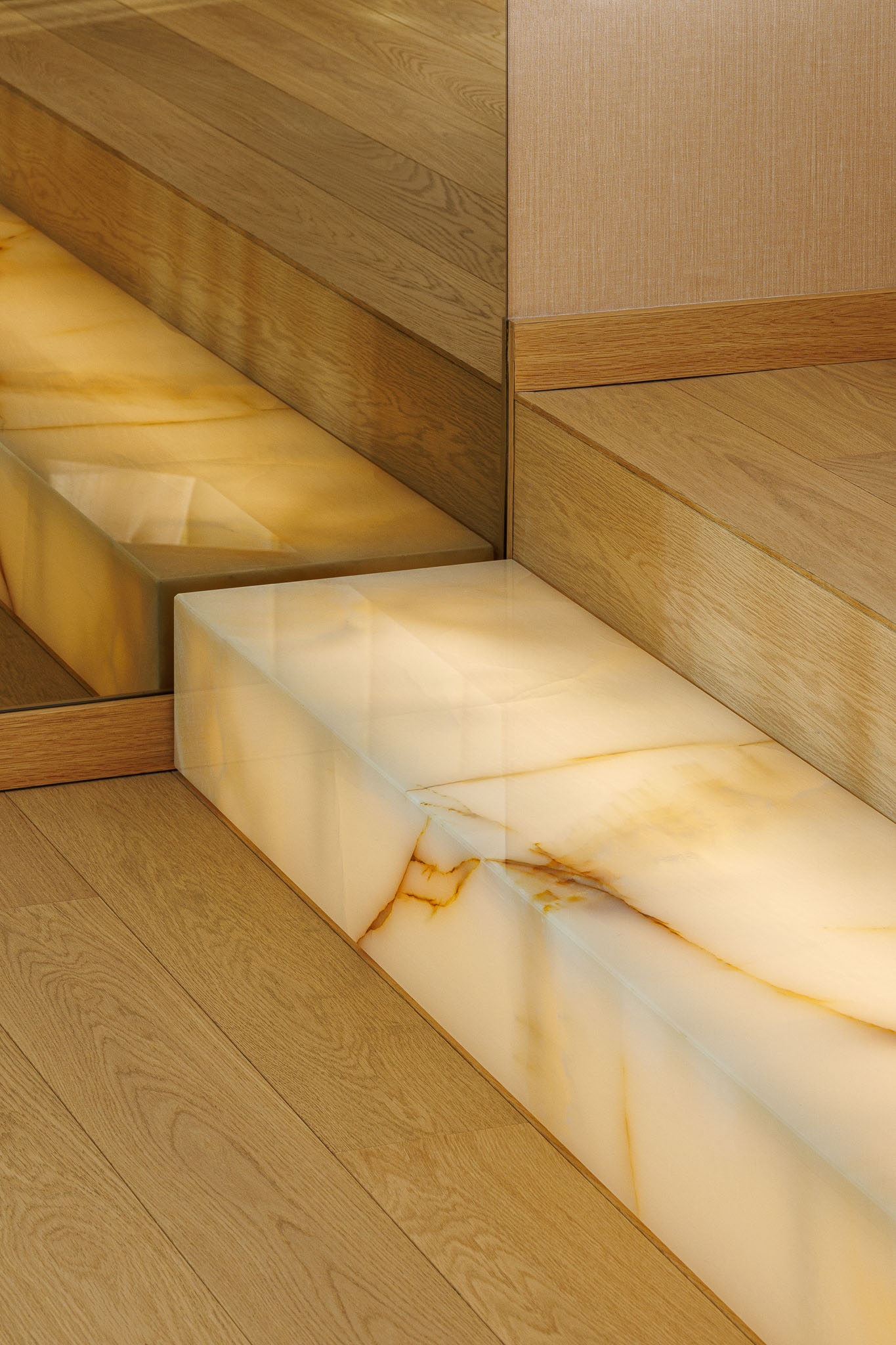 Escada: Detalhe dos degraus em madeira e ónix translúcido iluminado. — Casa de Lavra arquitetura Ricardo Azevedo Arquitecto em Matosinhos