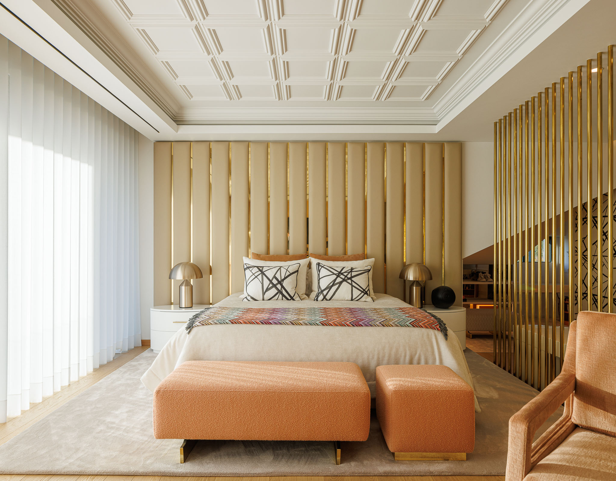 Quarto: Cama com cabeceira almofadada, alcatifa, candeeiros de mesa e divisória dourada. — Casa de Lavra arquitetura Ricardo Azevedo Arquitecto em Matosinhos