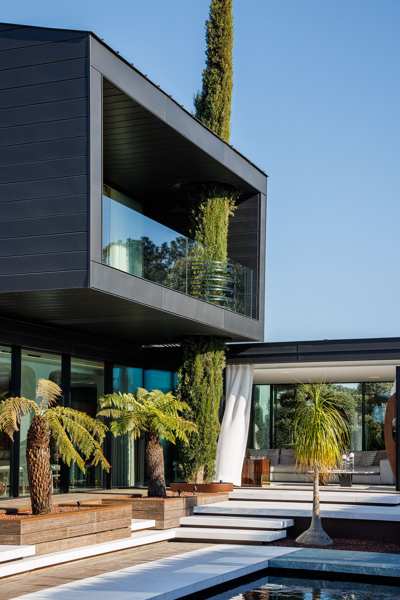 Exterior: Fachada moderna com varanda, vegetação e piscina. — Casa de Lavra arquitetura Ricardo Azevedo Arquitecto em Matosinhos