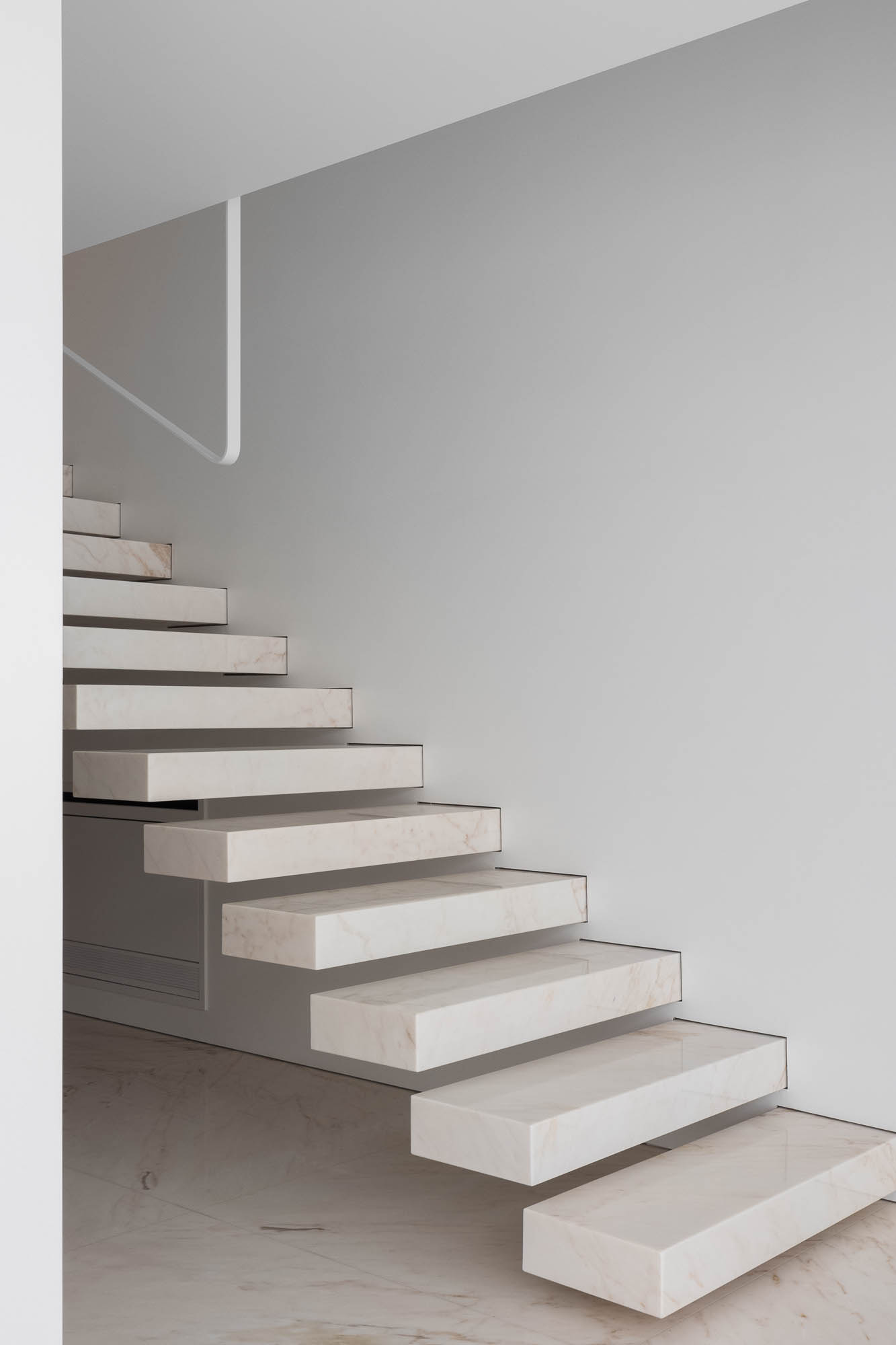 Escadas: Degraus flutuantes em mármore branco, pavimento em mármore e corrimão minimalista. Design elegante e moderno. — Casa Costa Nova arquitetura Espaço Objecto em Ílhavo