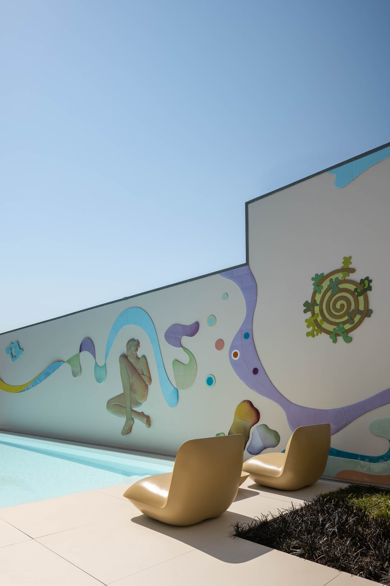 Fachada: Casa típica da Costa Nova com azulejos verdes e brancos, detalhes em madeira e grade branca. Arquitetura tradicional portuguesa. — Casa Costa Nova arquitetura Espaço Objecto em Ílhavo