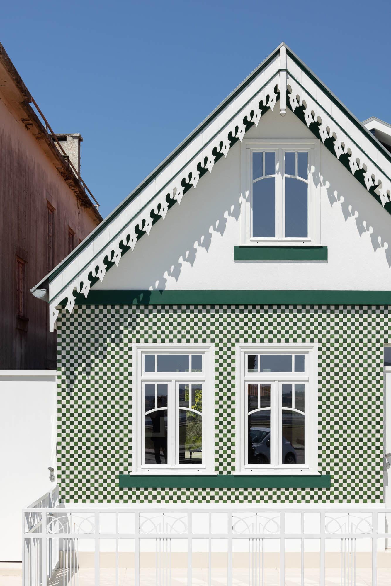 Fachada: Detalhe da casa típica da Costa Nova com azulejos e detalhes em madeira. Arquitetura tradicional portuguesa. — Casa Costa Nova arquitetura Espaço Objecto em Ílhavo