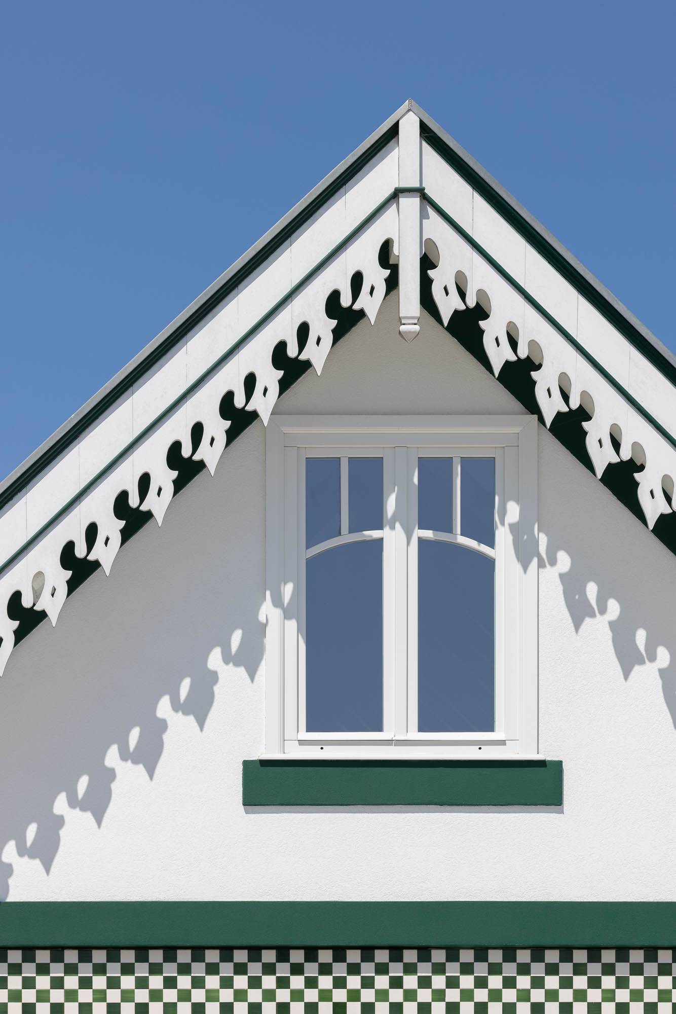 Exterior: Fachada da casa com azulejos, casa moderna com revestimento em madeira e casa azul. Integração de estilos arquitetónicos. — Casa Costa Nova arquitetura Espaço Objecto em Ílhavo