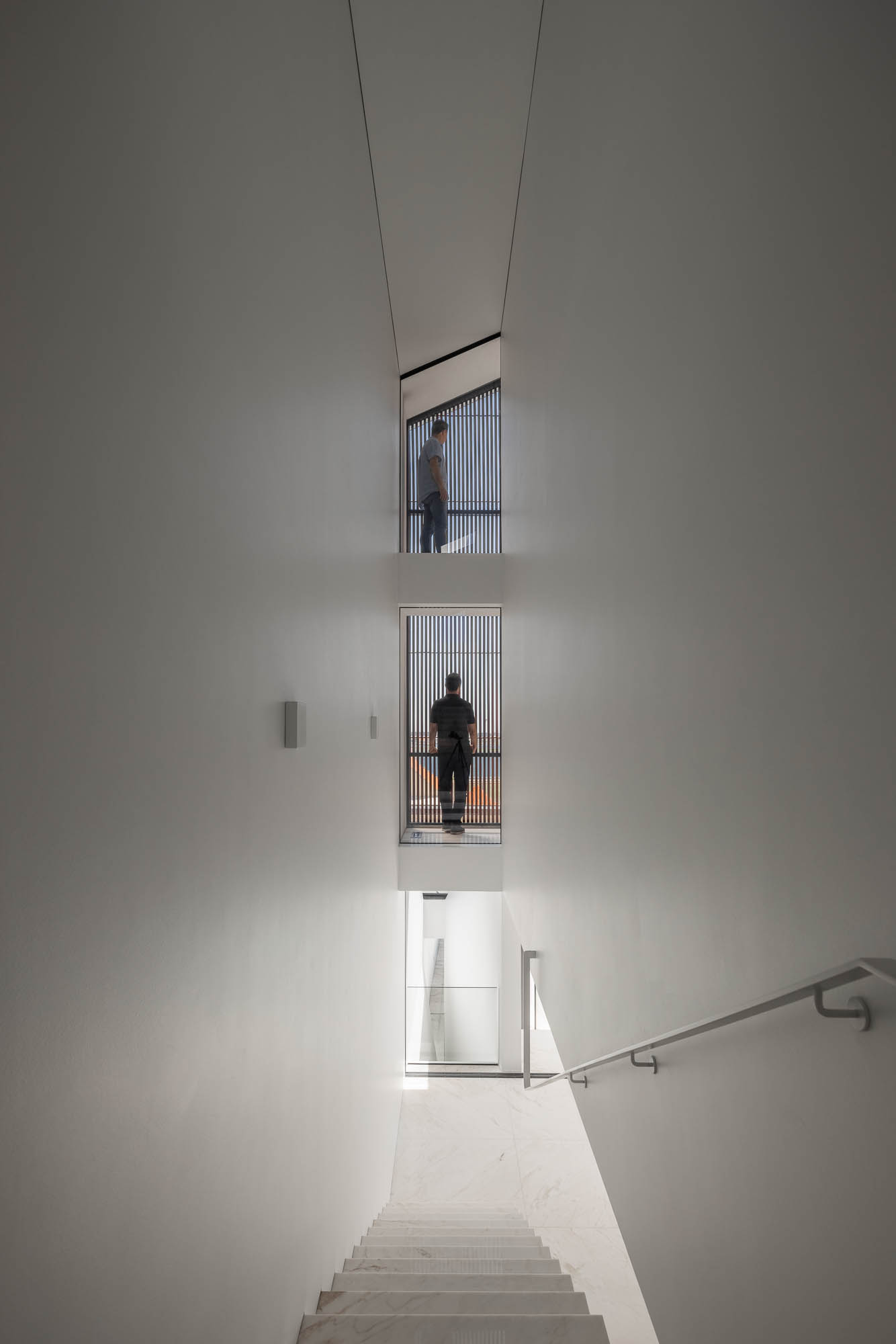 Quarto: Cadeira de design, revestimento em madeira ripada e porta de vidro deslizante. Espaço moderno e luminoso. — Casa Costa Nova arquitetura Espaço Objecto em Ílhavo