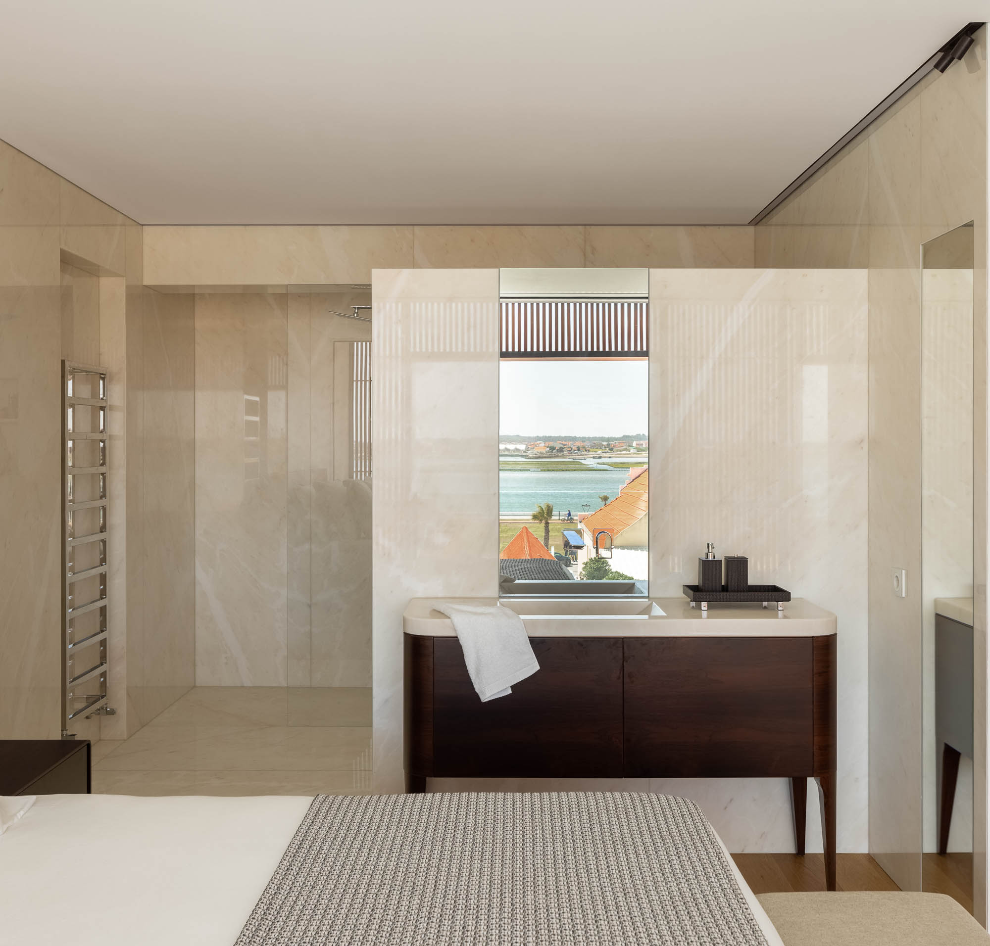 Quarto: Cama com roupa de cama cinzenta, janela com ripas de madeira e móvel de televisão. Design moderno e elegante. — Casa Costa Nova arquitetura Espaço Objecto em Ílhavo