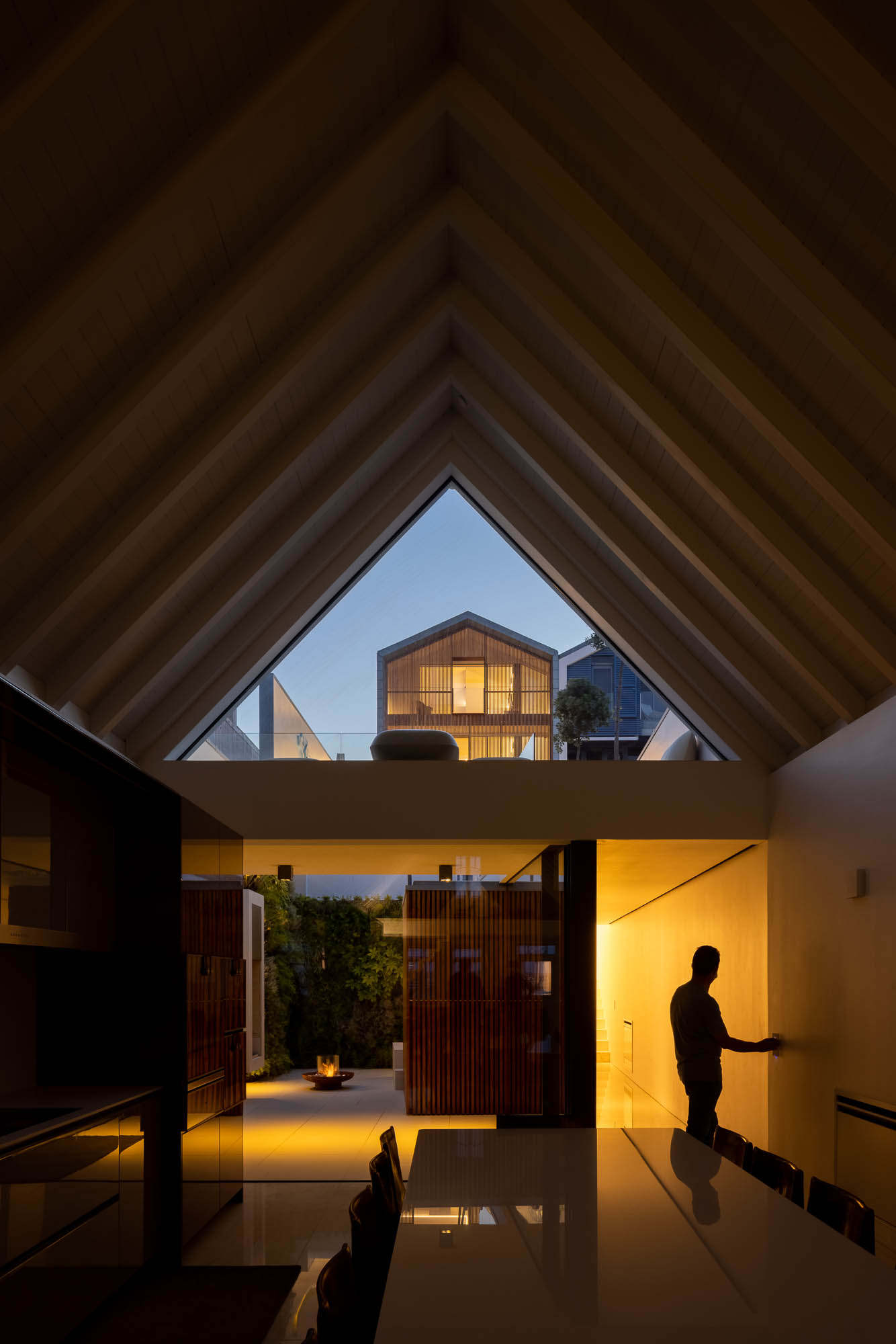 Exterior: Casa típica da Costa Nova com azulejos e casa moderna com revestimento em madeira. Integração de estilos arquitetónicos. — Casa Costa Nova arquitetura Espaço Objecto em Ílhavo