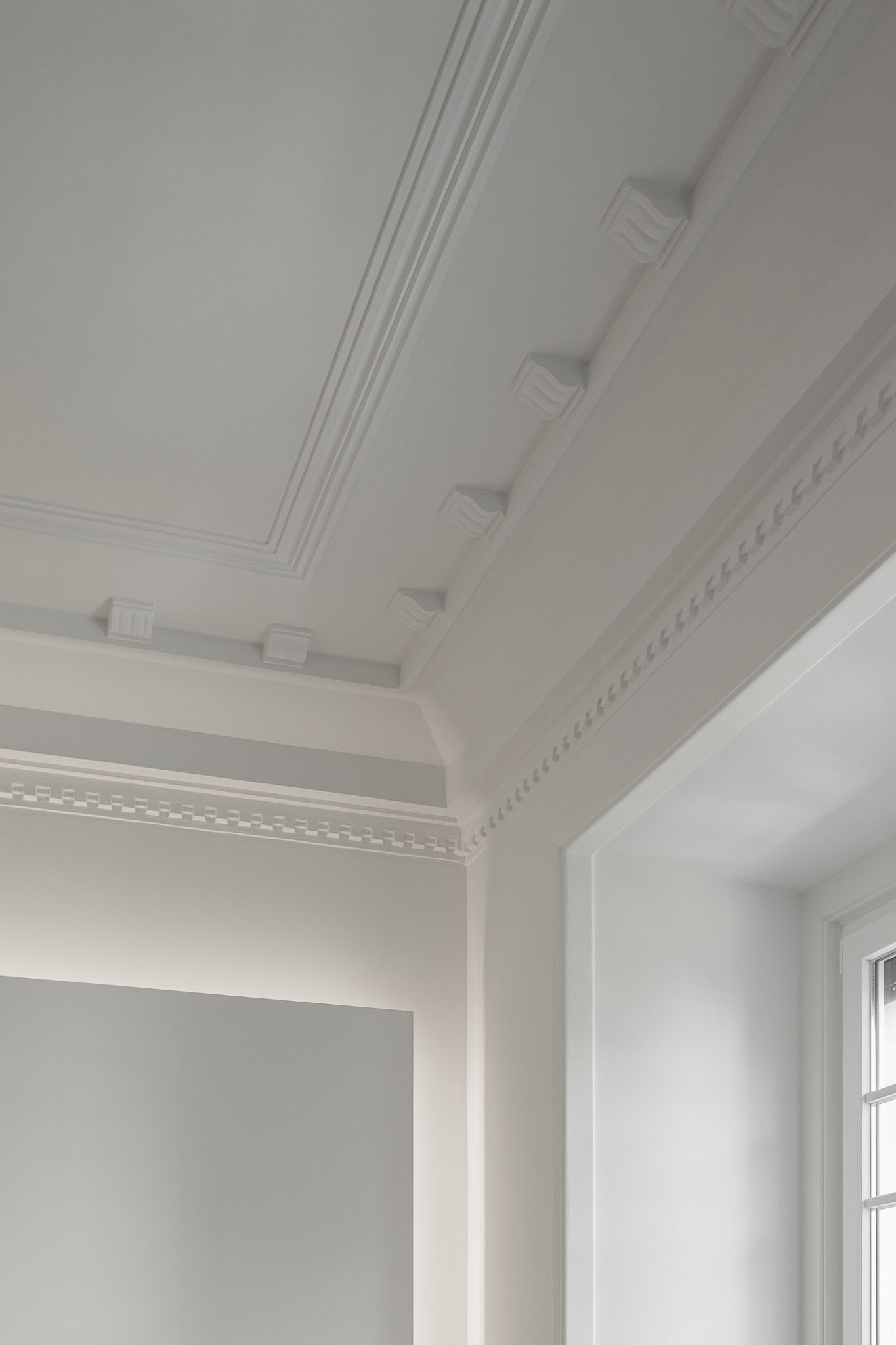 Sala de estar: Detalhe do teto com molduras clássicas e iluminação indireta. — Apartamento AN arquitetura NMDARQ – Nuno Miguel Dias, Arquitecto em Lisboa