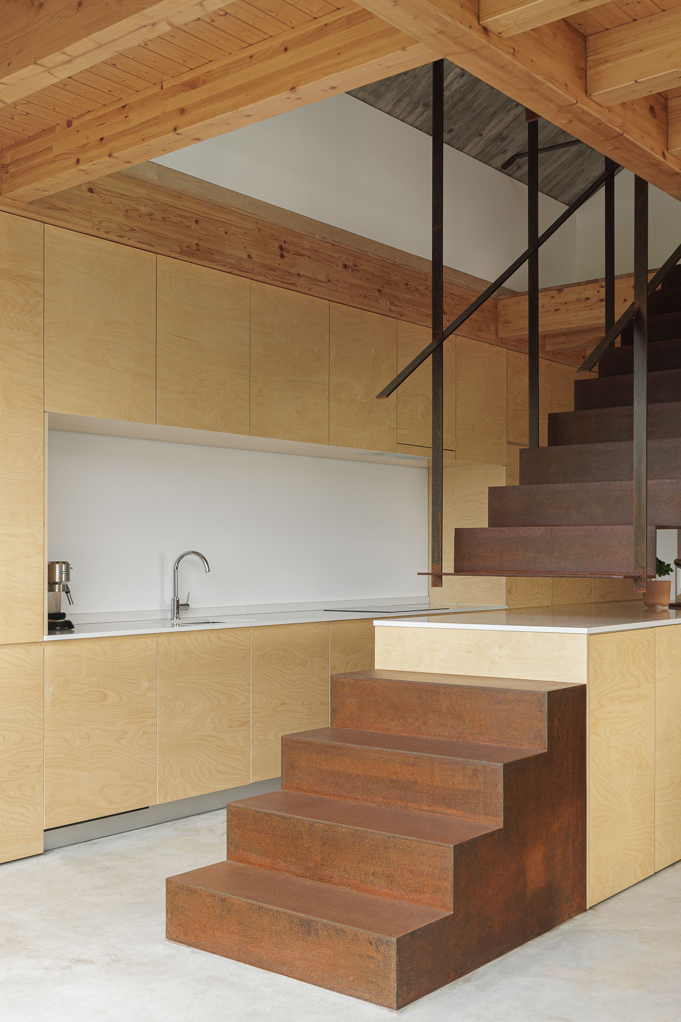 Sala de estar: Sala de estar com lareira preta, móvel em madeira clara e sofá em tons neutros. Teto em madeira. — Palheiro arquitetura Pedro Henrique Arquiteto em Esmoriz