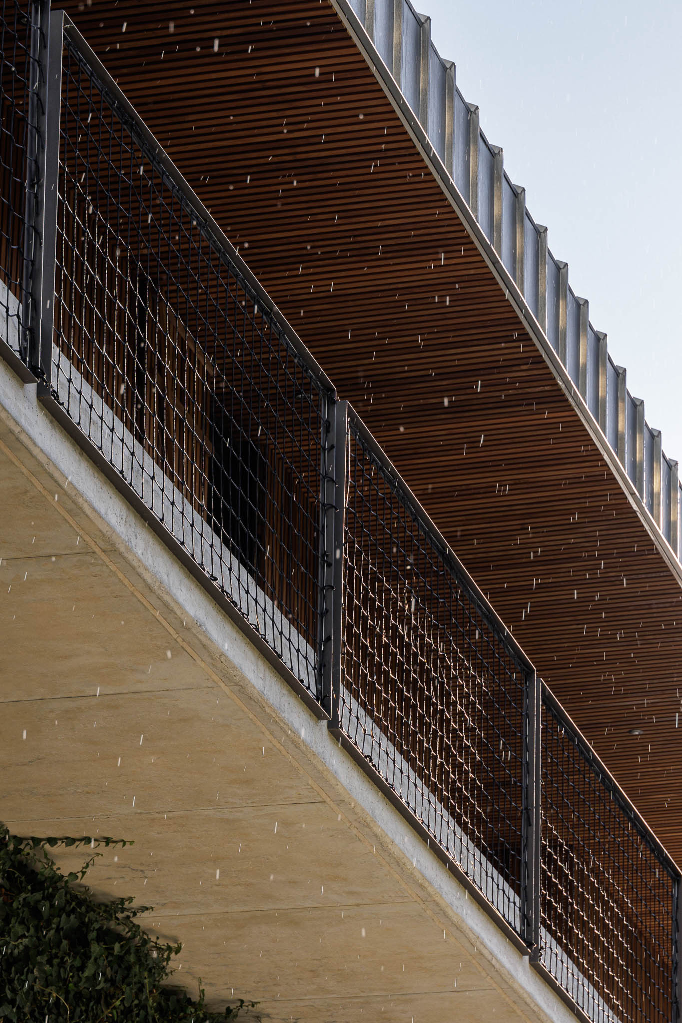 Varanda: Guarda em rede metálica preta e teto em madeira ripada. Detalhe da iluminação exterior. — The Vagar – Country House arquitetura David Bilo Arquitectos e Filipe Pina Arquitectura em Belmonte